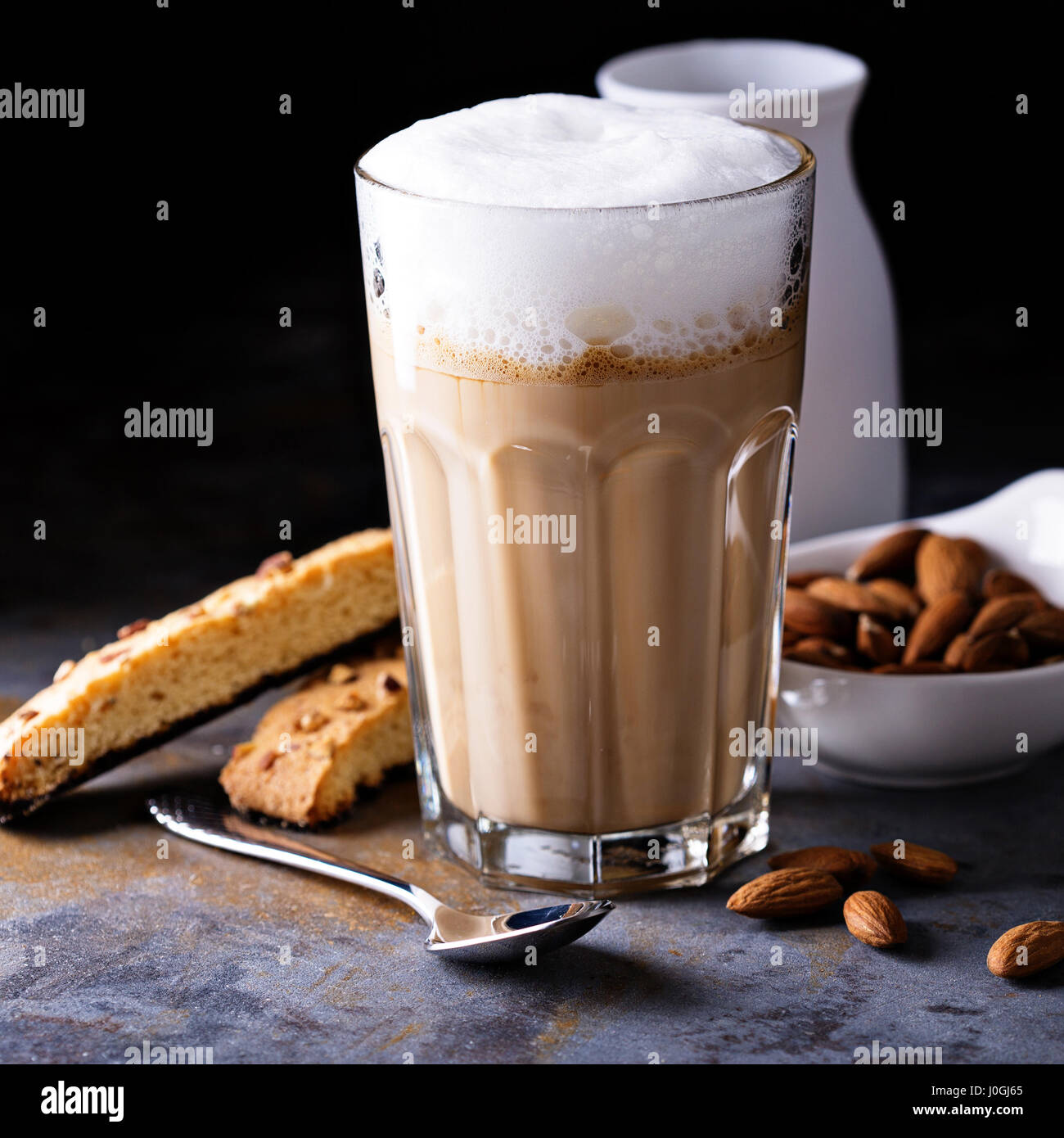 Italienischer Kaffee Mit Milch Stockfotos und -bilder Kaufen - Alamy