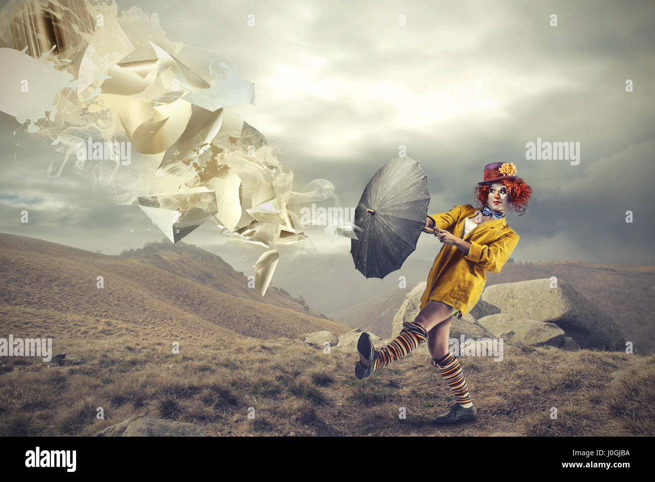 Clown Frau mit Regenschirm Stockfoto
