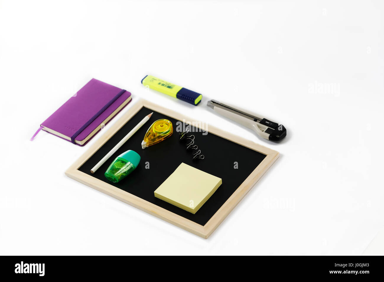 Notebook, Schwarzes Brett, Brieföffner, Textmarker, Farbstift, Korrektur-Stift, Bindemittel Clip, Spitzer, Speicher Hinweis auf weißen Hintergrund isoliert Stockfoto