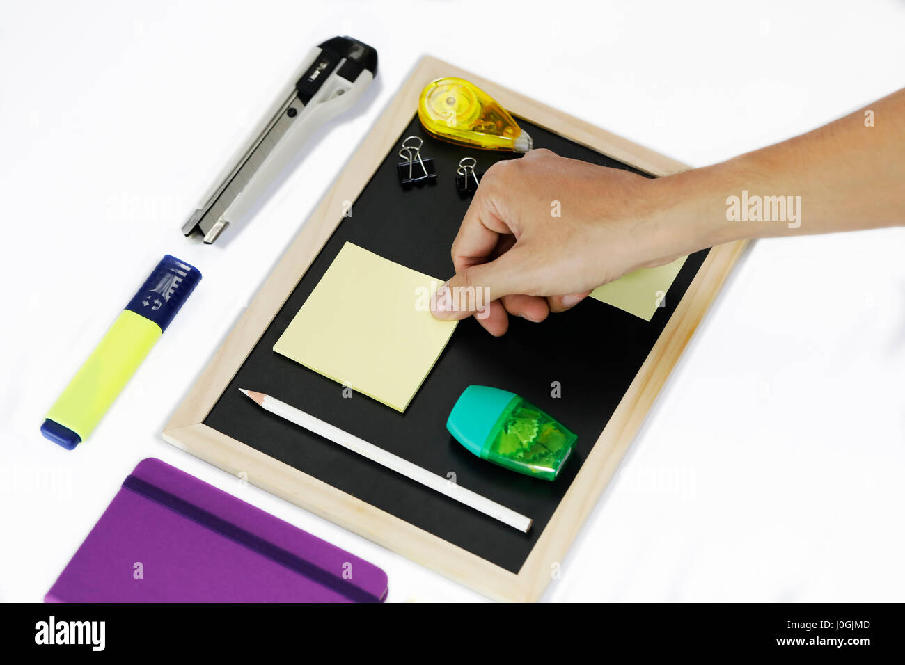 Notebook, Schwarzes Brett, Brieföffner, Textmarker, Farbstift, Korrektur-Stift, Bindemittel Clip, Spitzer, Speicher Hinweis auf weißen Hintergrund isoliert Stockfoto