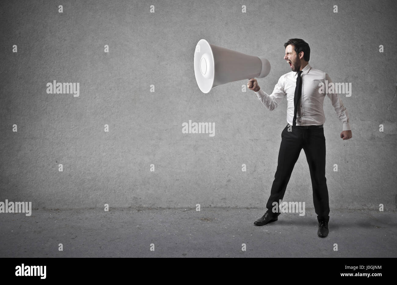 Geschäftsmann mit riesigen Megaphon Stockfoto