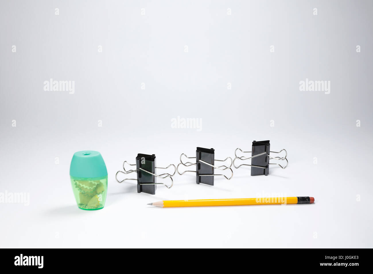 Buntstifte, Anspitzer, Speicher Hinweis, Bindemittel Clip isoliert auf weißem Hintergrund Stockfoto