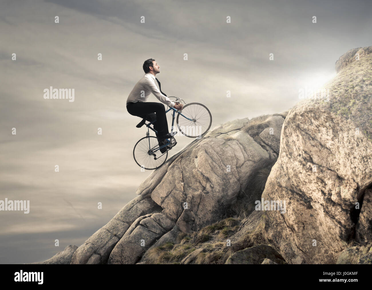 Mann reiten Fahrrad am Berg Stockfoto
