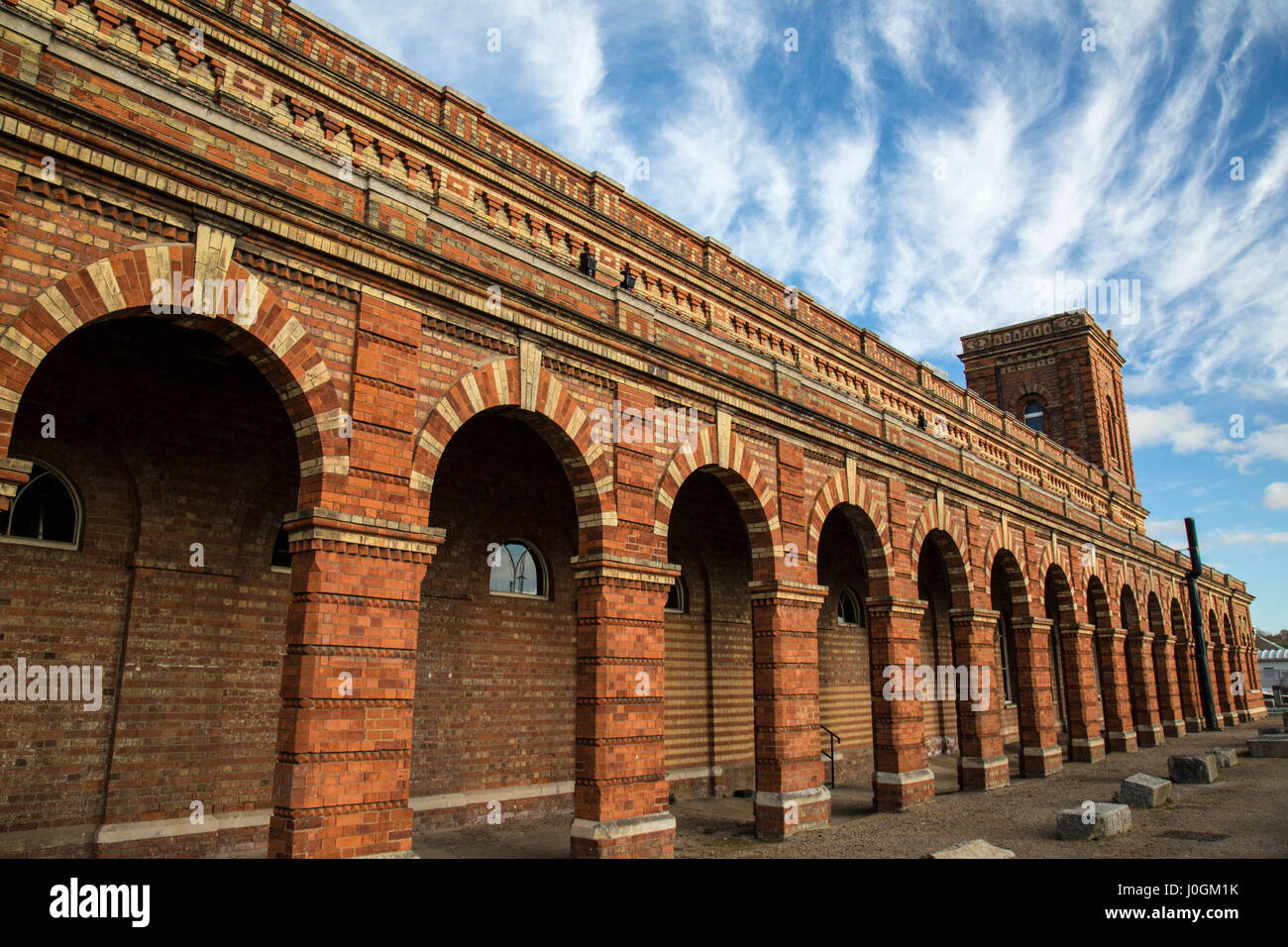 Das Pumpenhaus am Chatham Maritime Hafen auf dem Fluss Medway in Kent, England. Stockfoto