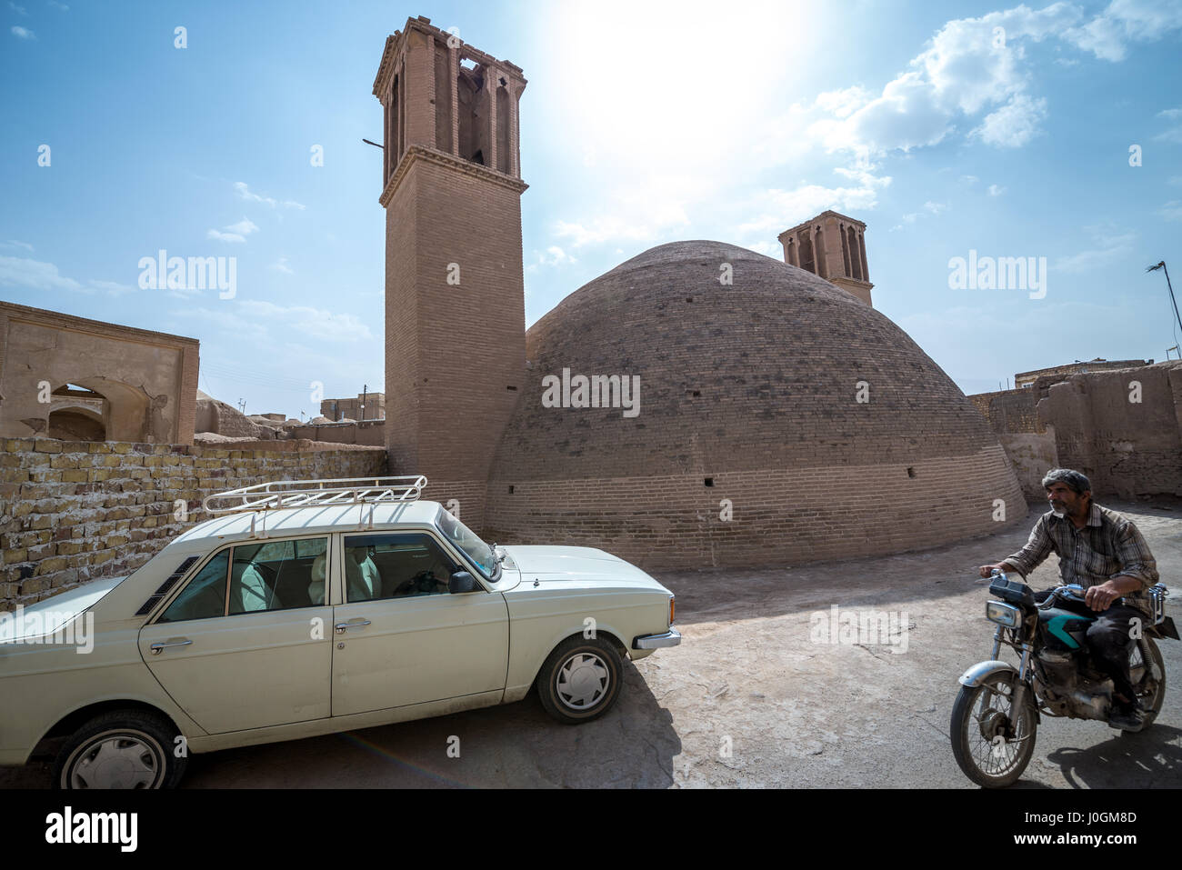 Alten Wasserspeicher und Wind Turm namens Badgir auf die Altstadt von Kashan, Hauptstadt von Kashan County des Iran. Paykan Auto auf Foto Stockfoto