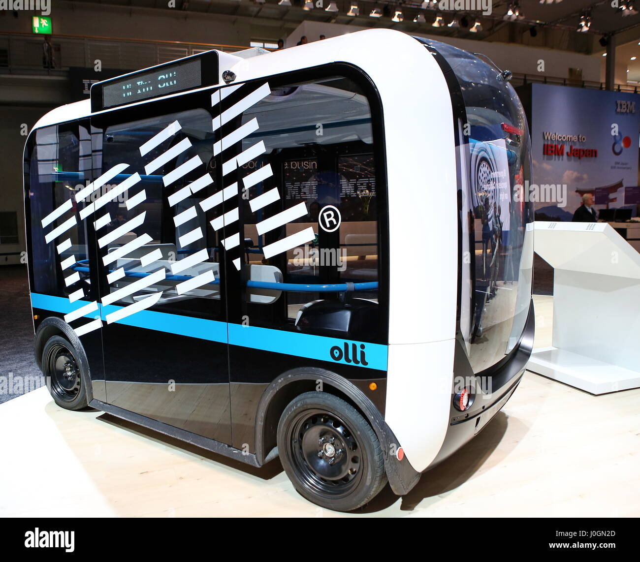 Hannover, Deutschland. 19. März 2017. Selbstfahrende elektrische Kleinbus "Olli" Local Motors in Zusammenarbeit mit IBM entwickelt. IBM-System Watson IoT (Internet of Things) steuert die autonomes Fahren. CeBIT-2017, ICT-Messe, Blei-Thema würde! Conomy - keine Grenzen gesetzt. Photocredit: Christian Lademann Stockfoto