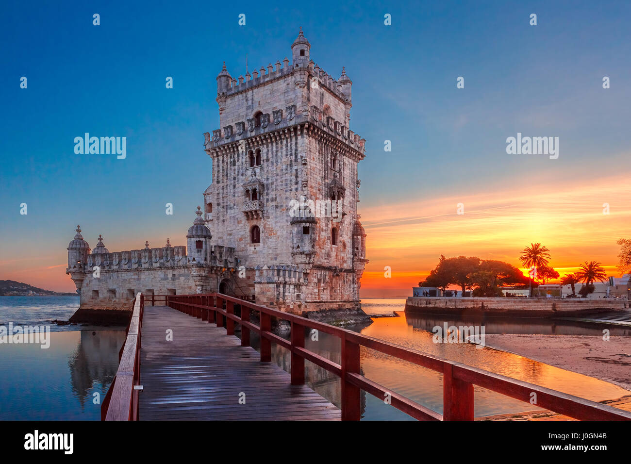 Turm von Belem oder Turm von St. Vincent am Ufer des Flusses Tejo zum malerischen Sonnenuntergang, Lissabon, Portugal Stockfoto