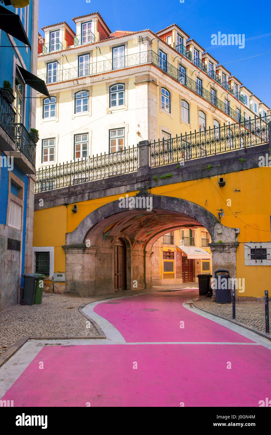Die berühmte rosa Fußgängerzone Rua Nova Carvalho in der Cais Do Sodre Gegend von Lissabon, Portugal Stockfoto