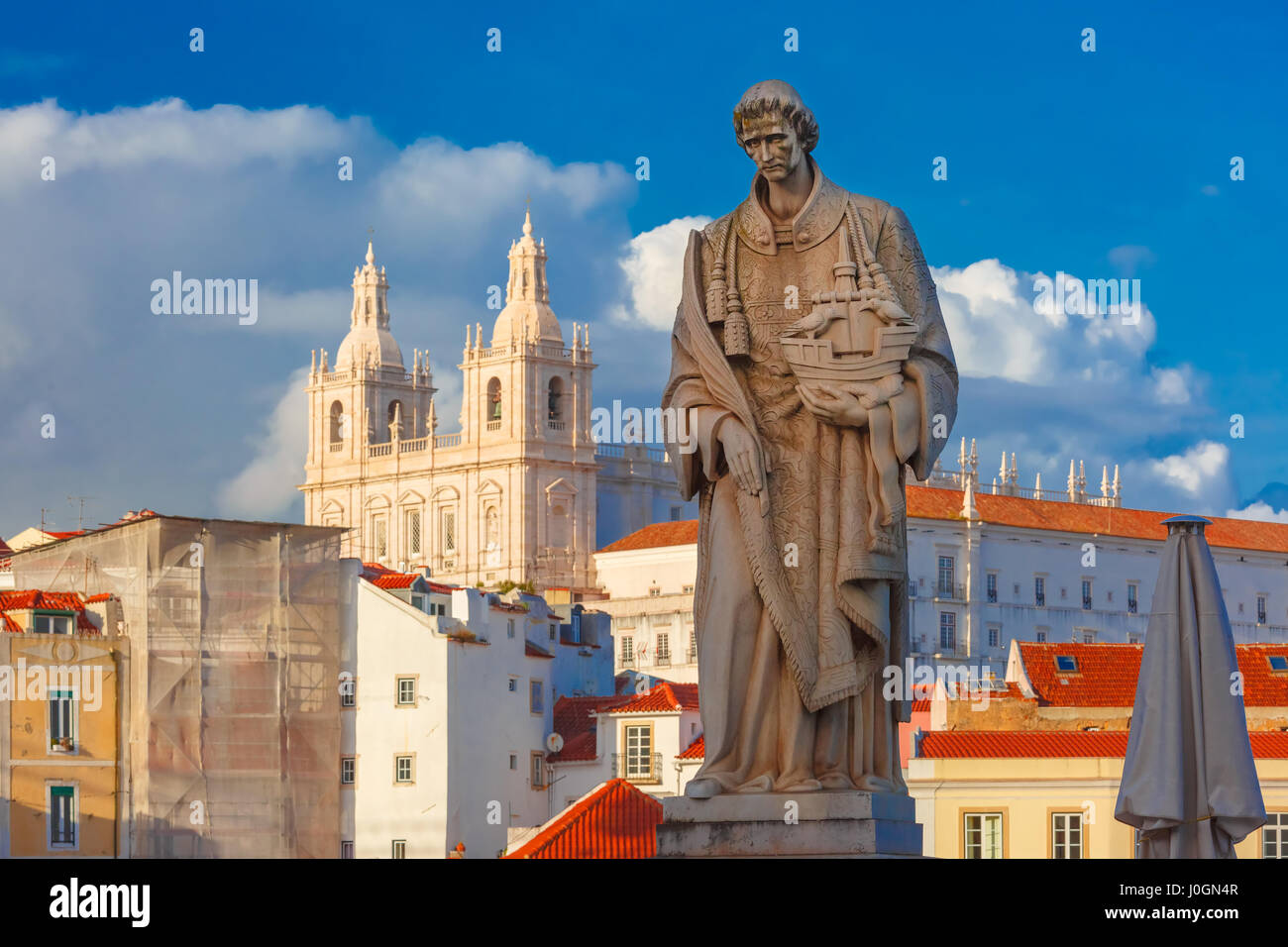 Statue des Heiligen Vinzenz, der Gönner Heiliges von Lissabon, in Alfama, Lissabon, Portugal. Kloster São Vicente de Fora im Hintergrund. Stockfoto