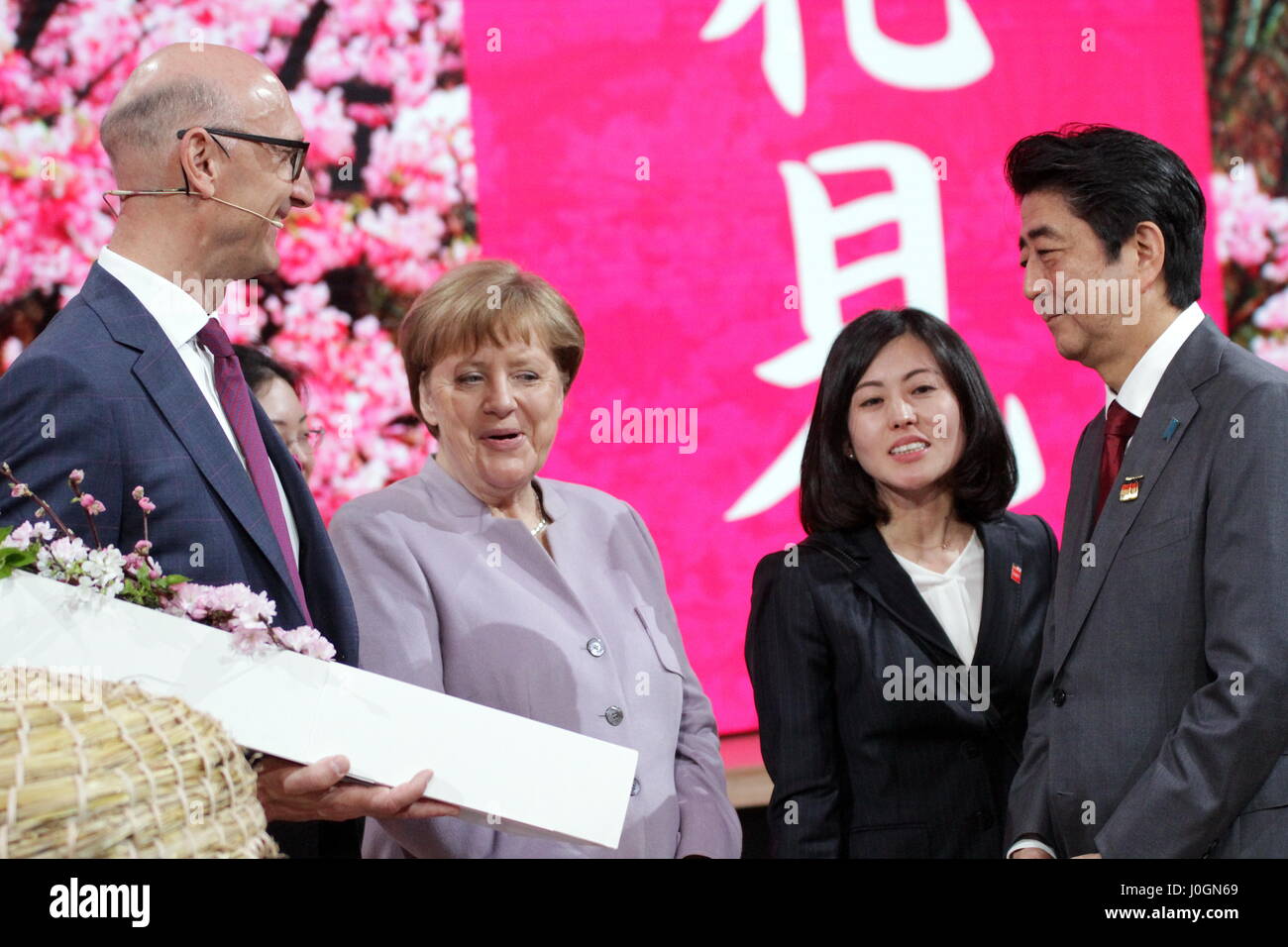 Hannover, Deutschland. 20. März 2017. Timotheus Höttges (links), Vorstandsvorsitzender Deutsche Telekom AG, trifft Angela Merkel, Kanzler der Bundesrepublik Deutschland und Shinzo Abe, Premierminister von Japan, am Messestand der Telekom, CeBIT-Spaziergang, CeBIT 2017, IKT-Handel fair, Lead Anfangsthema würde! Conomy - keine grenzenlos. Photocredit: Christian Lademann Stockfoto