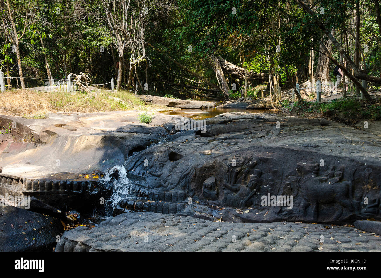 1000 Jahre alten hinduistischen Schnitzereien auf Felsen im Flussbett, Kbal Spean Stockfoto