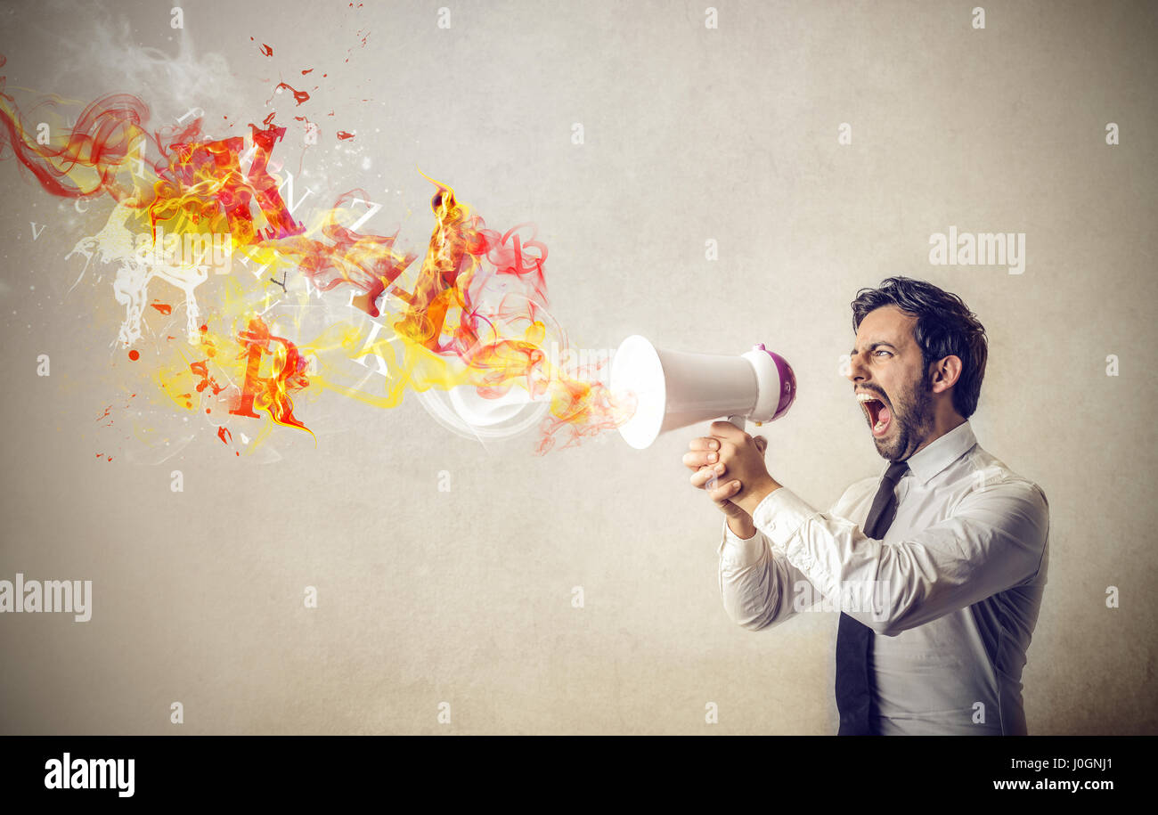 Geschäftsmann mit Megaphon schreien Stockfoto