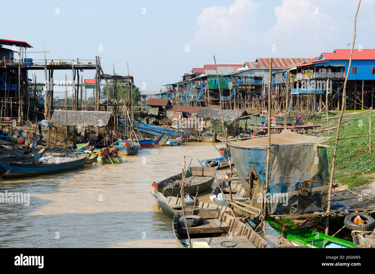 Boote vertäut entlang Fluss, Kampong Khleang, Stelzenläufer Dorf Tonle Sap See, Siem Reap, Kambodscha Stockfoto
