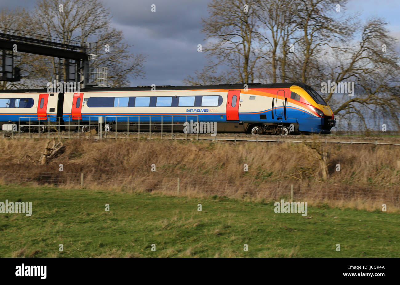 East Midlands Züge Klasse 222 Meridian Personenzug in Nottinghamshire, England, UK unterwegs. Stockfoto