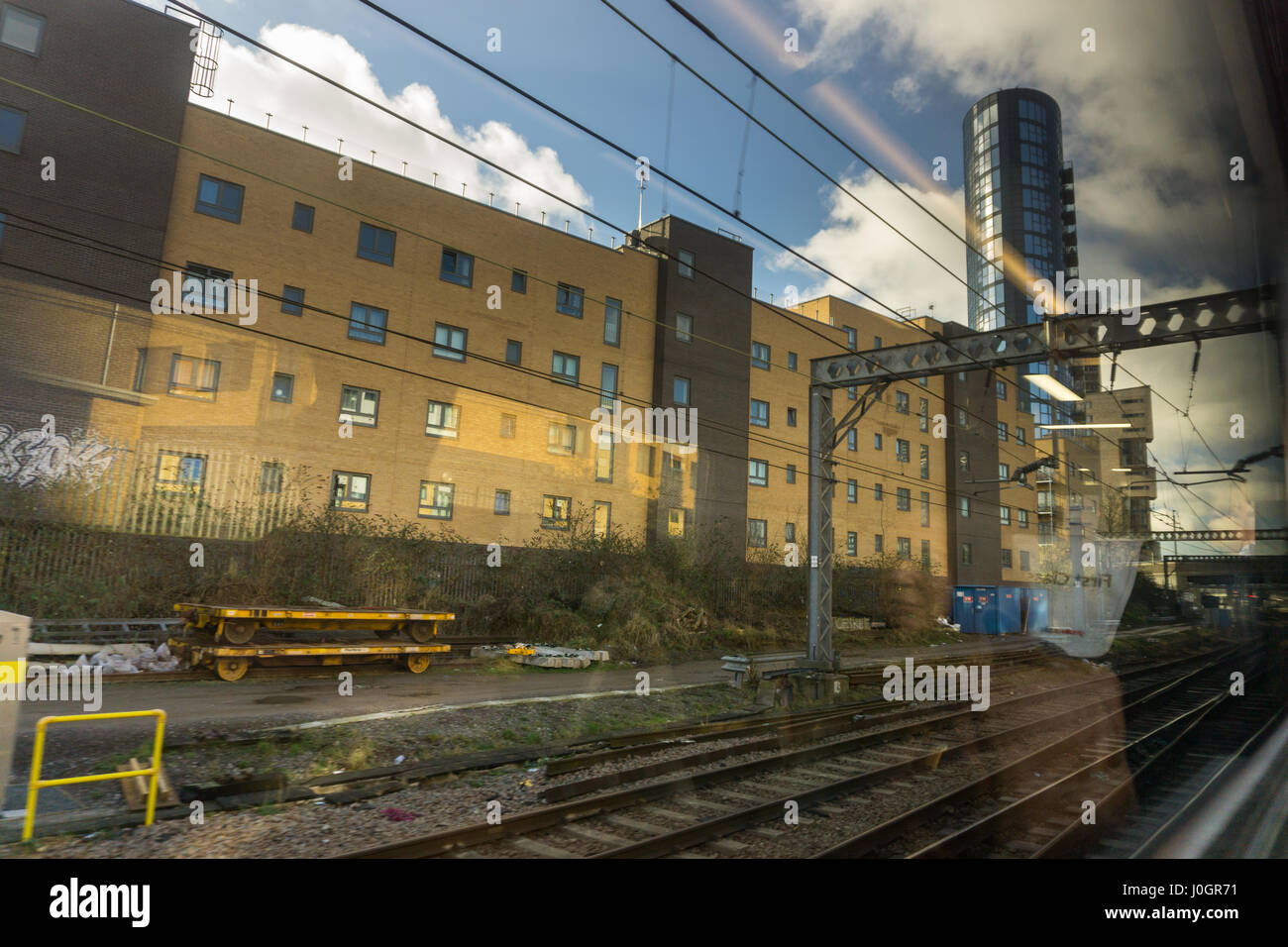 Die Ansicht der Eisenbahn Stecklinge neben der Schiene von Insode den Zug. Stockfoto