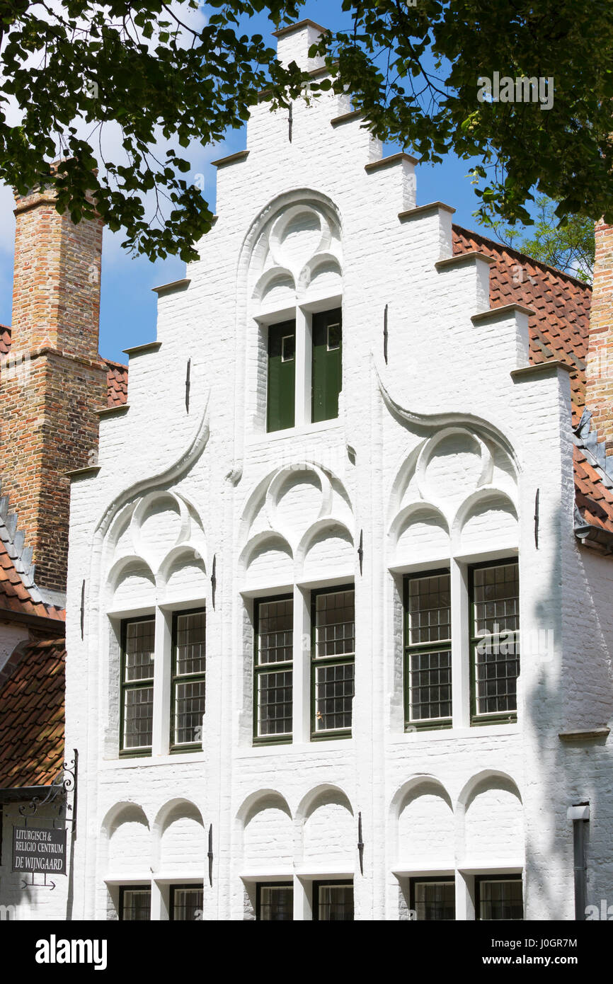 Belgische Architektur Krähe trat Giebel (Krähe Stufen) im Beginenhof Convent - Begijnhof Kloster / Kloster, Brügge, Belgien Stockfoto
