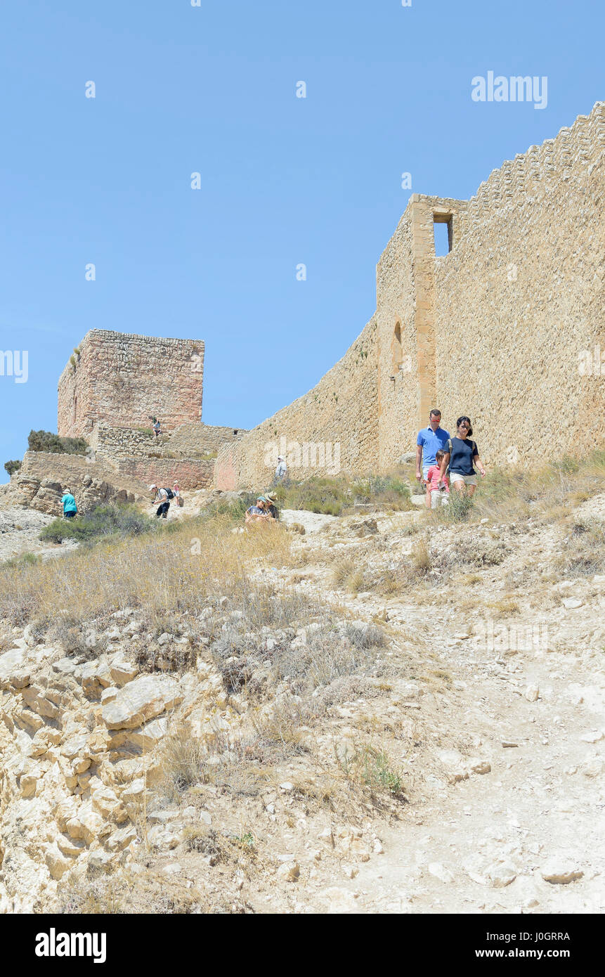 Tourismus von Aragon. ALBARRACIN Burg liegt auf einem Hügel in der Provinz Teruel (Spanien). Menschen besuchen die Ruinen der Festung. Stockfoto