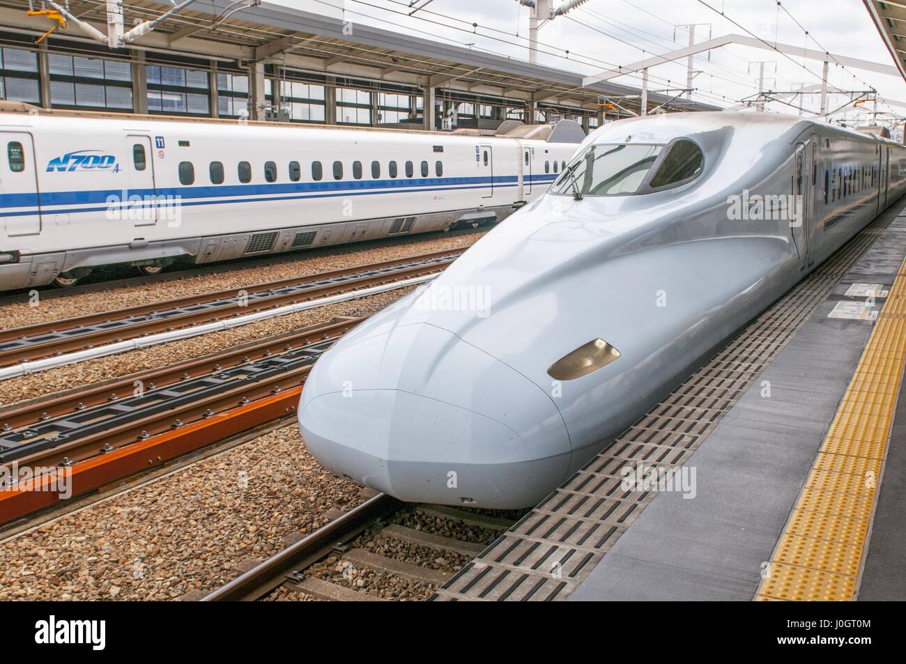 ShinkansenZug zieht in Bahnhof ShinOsaka, Japan Stockfotografie Alamy