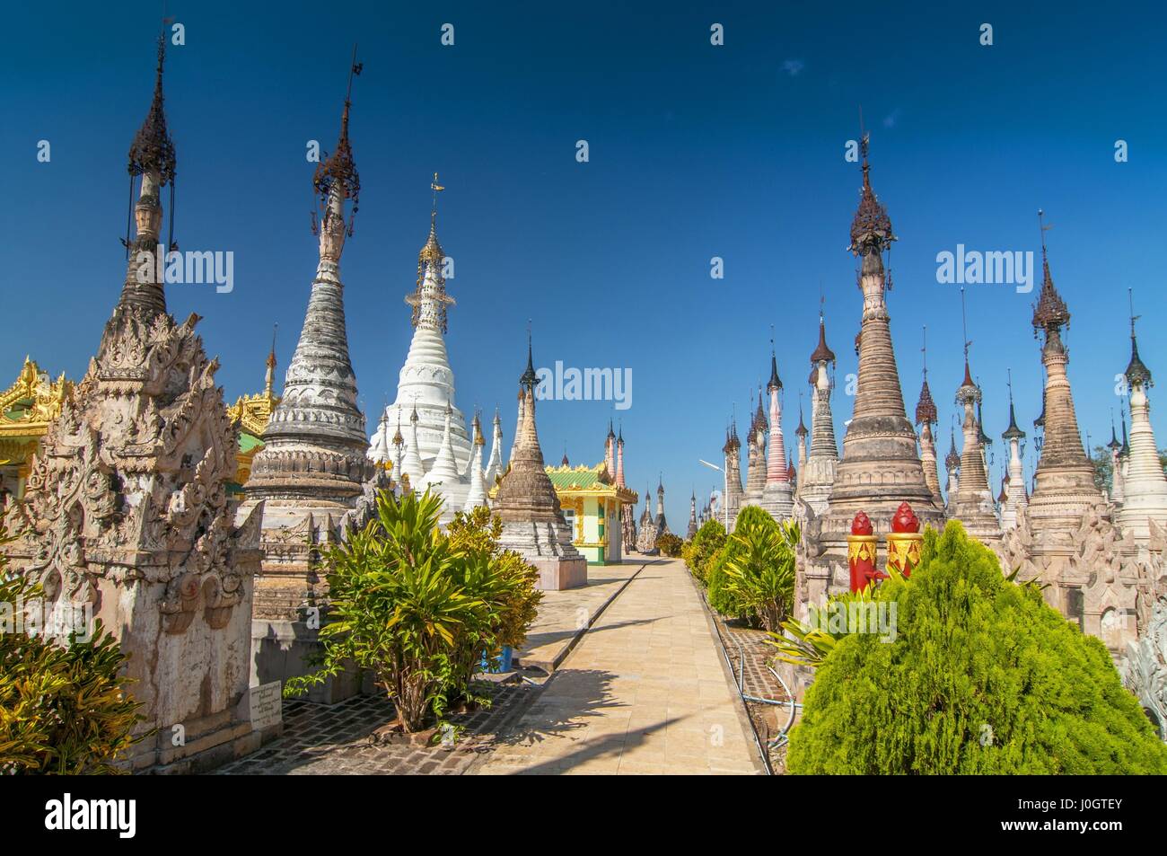 Kakku Pagoden sind fast 2500 schöne Stein Stupas, die versteckt in einem abgelegenen Gebiet von Myanmar in der Nähe der Inle See. Dieser heilige Ort ist auf dem Gebiet der t Stockfoto