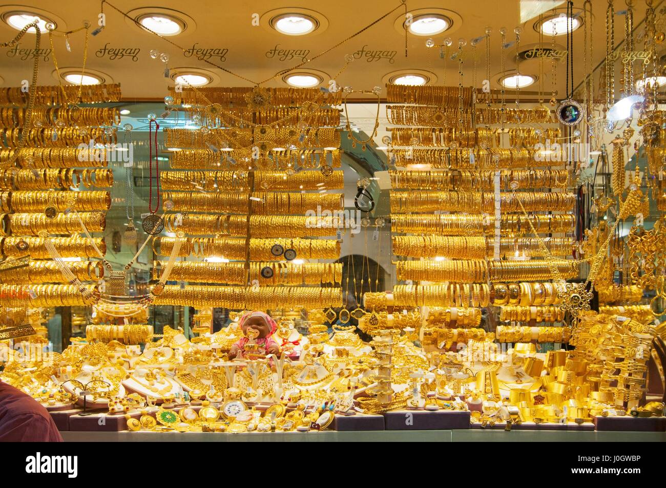 Goldene Accessoires im Anzeigefenster eines Schmuck Store am großen Basar in Istanbul, Türkei. Stockfoto