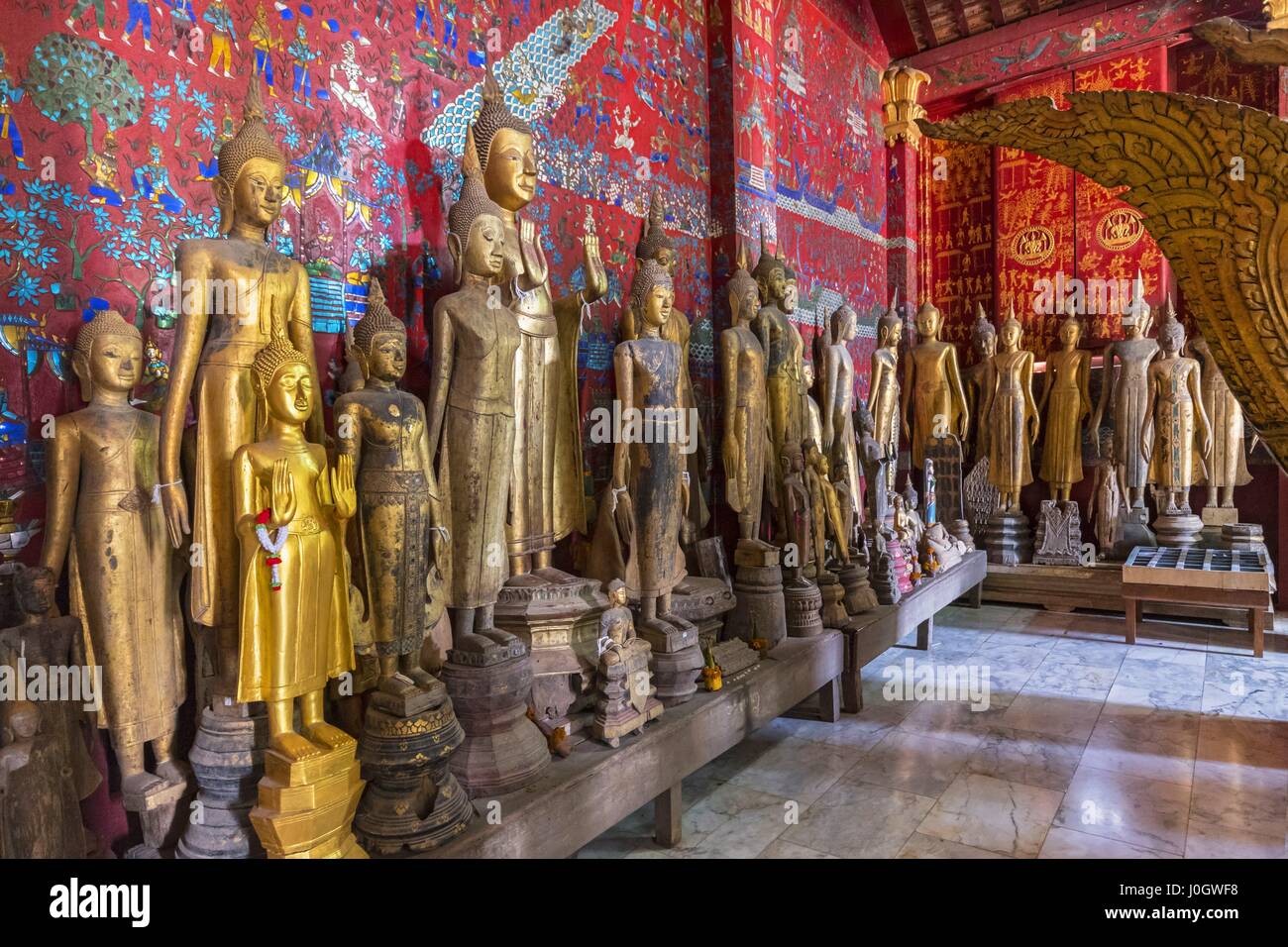 Buddha-Statuen in der Funerary Carriage Hall, Wat Xieng Thong, Luang Prabang, Laos, Indochina, Asien Stockfoto