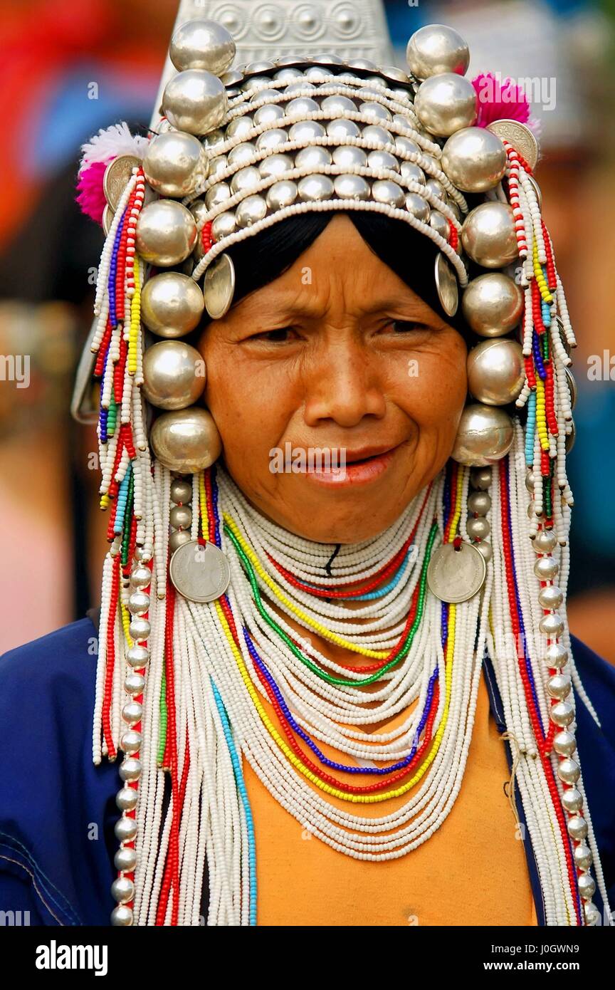 Akha Hill Tribe Frau mit traditionellen Kopfschmuck, Provinz Chiang Mai, Thailand. Stockfoto
