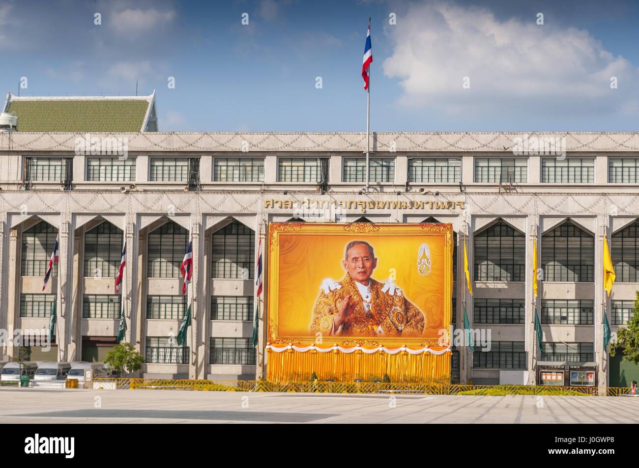 Riesige Plakatwand von König Bhumibol Adulyadej vor Rathaus Bangkok Metropolitan Administration, Thailand Stockfoto