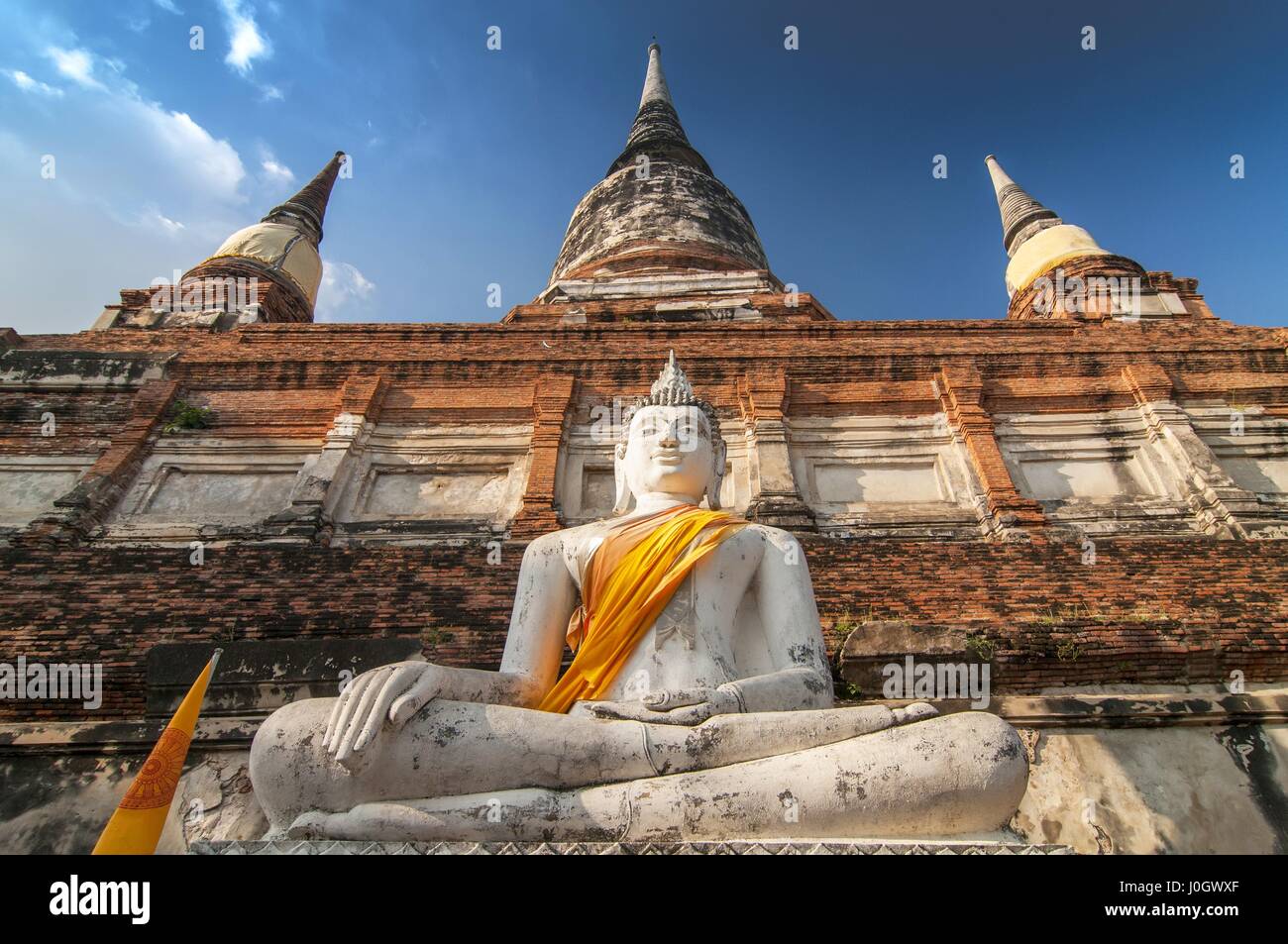 Buddha-Statue vor Stupa am Wat Yai Chai Mongkons, Ayutthaya, Thailand, UNESCO-Weltkulturerbe Stockfoto