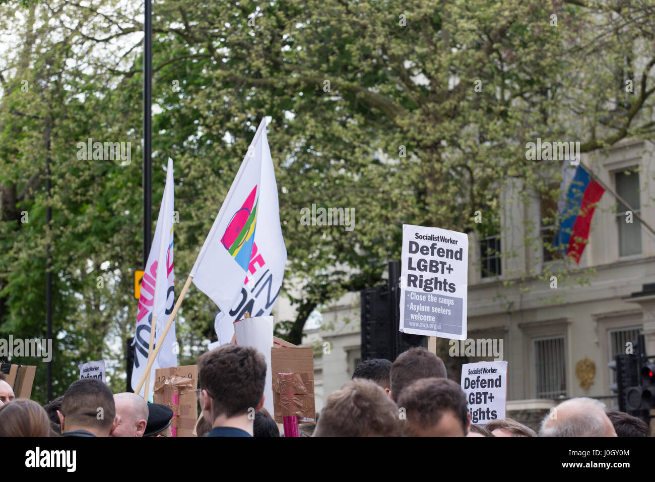 Kundgebung gegen die Eröffnung des Konzentrationslagers für schwule Männer in Tschetschenien, außerhalb der russischen Botschaft in London statt. Stockfoto