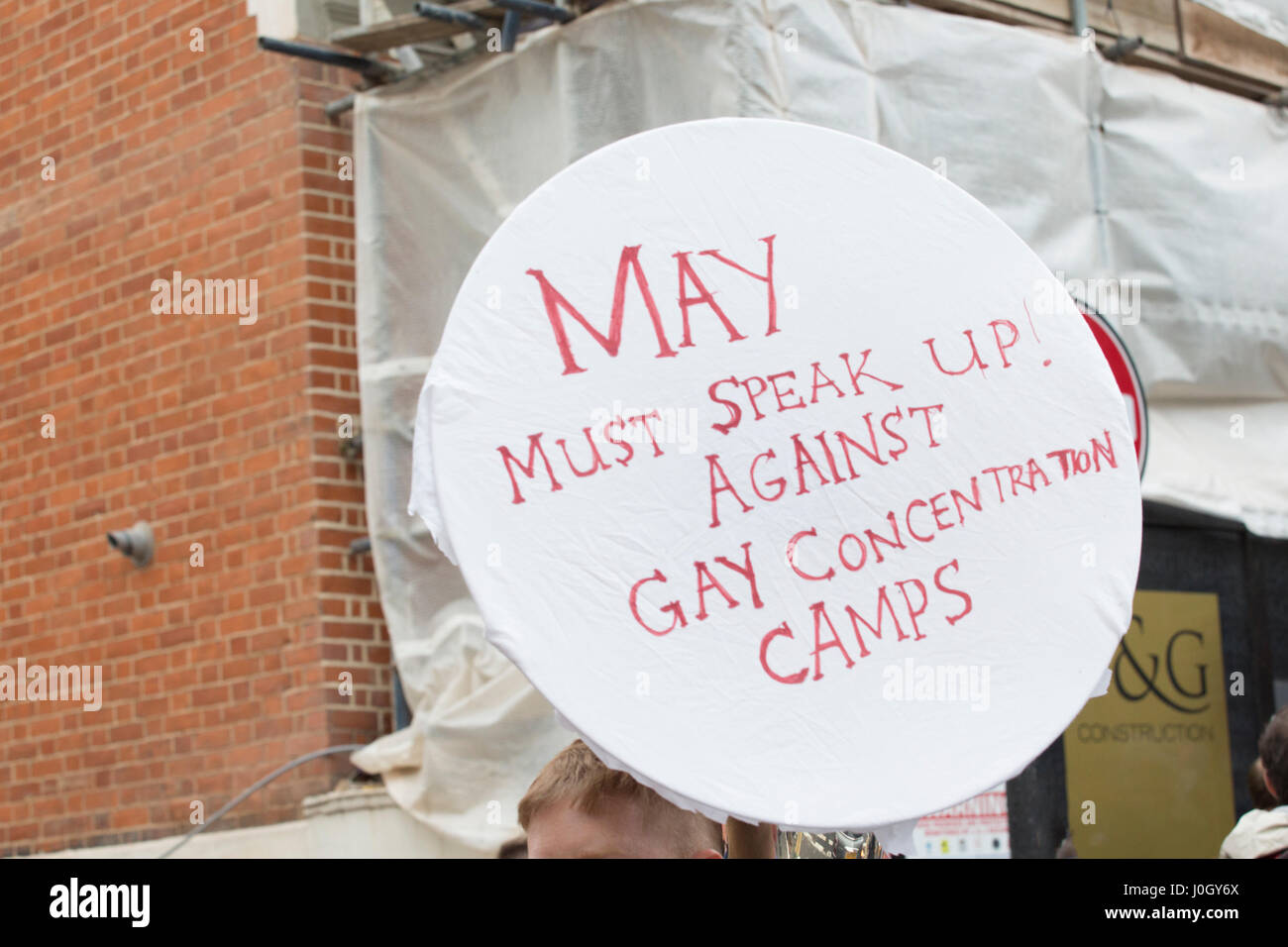 Gayrally gegen die Eröffnung des Konzentrationslagers für schwule Männer in Tschetschenien, statt vor der russischen Botschaft in London. Stockfoto