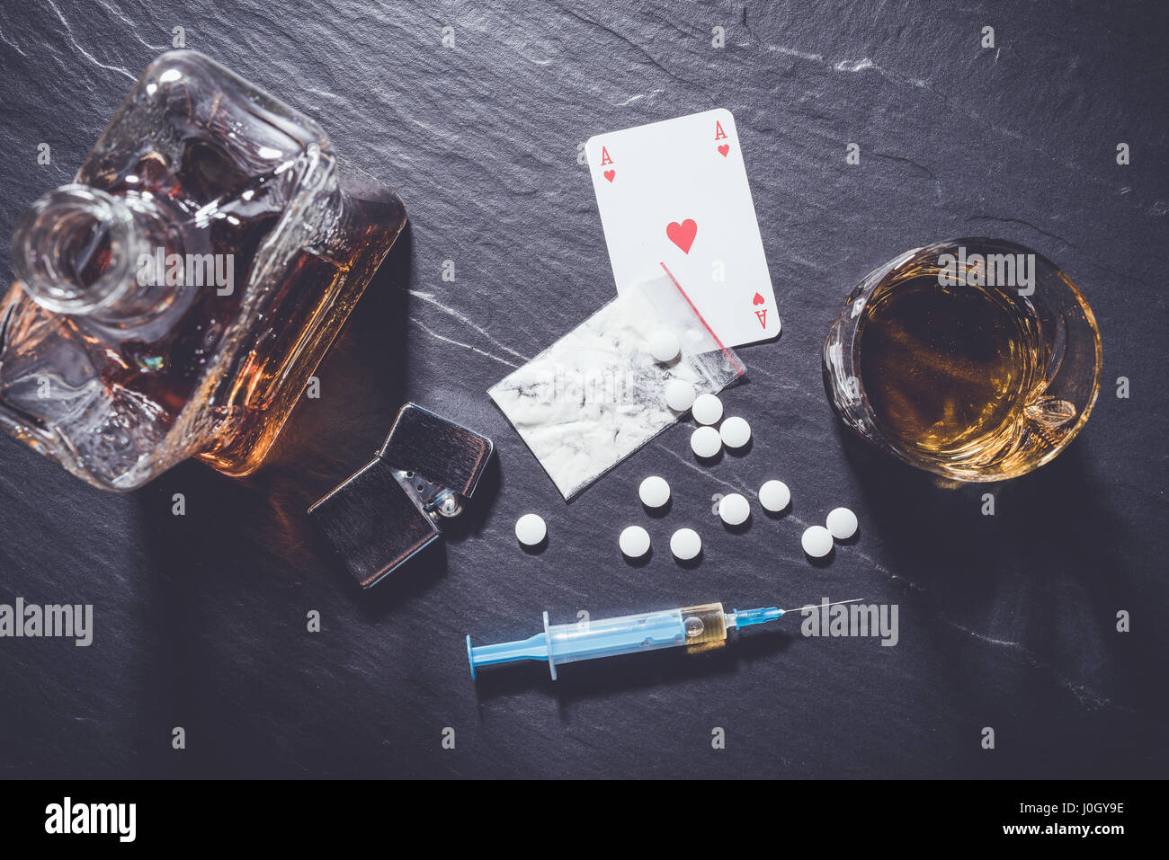 Harten Drogen und Alkohol auf dunklen Stein Hintergrund Stockfoto