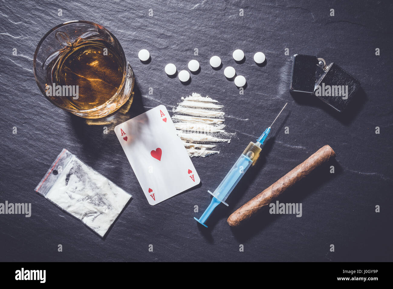 Harten Drogen und Alkohol auf dunklen Stein Hintergrund Stockfoto