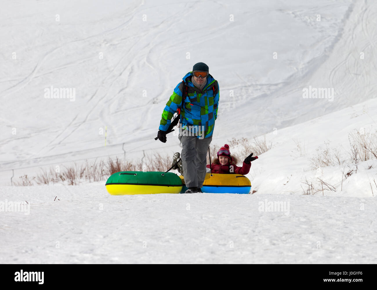 Vater und Tochter mit Snow-Tube. Kaukasus, Georgien. Skigebiet Gudauri. Stockfoto