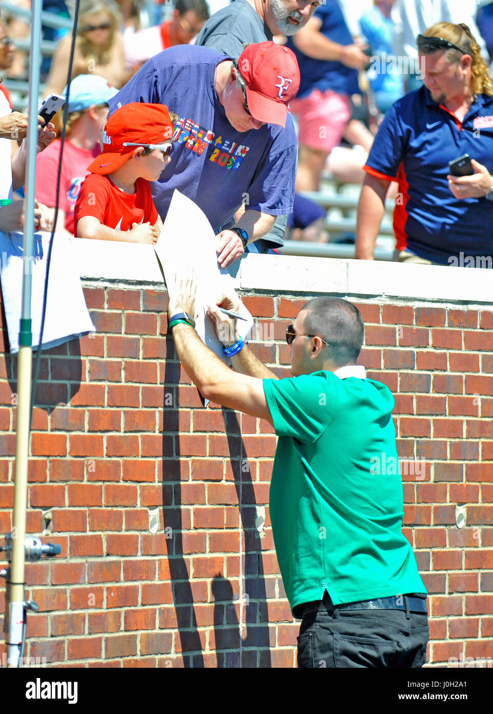 Oxford, MS, USA. 8. April 2017. Ehemaliger Mississippi Quarterback Chad Kelly unterschreibt ein Autogramm für ein Fan während einer NCAA College-Football-Frühling-Spiel Vaught Hemmingway-Stadion in Oxford, MS. Das rote Team gewann 31-29. Austin McAfee/CSM/Alamy Live-Nachrichten Stockfoto