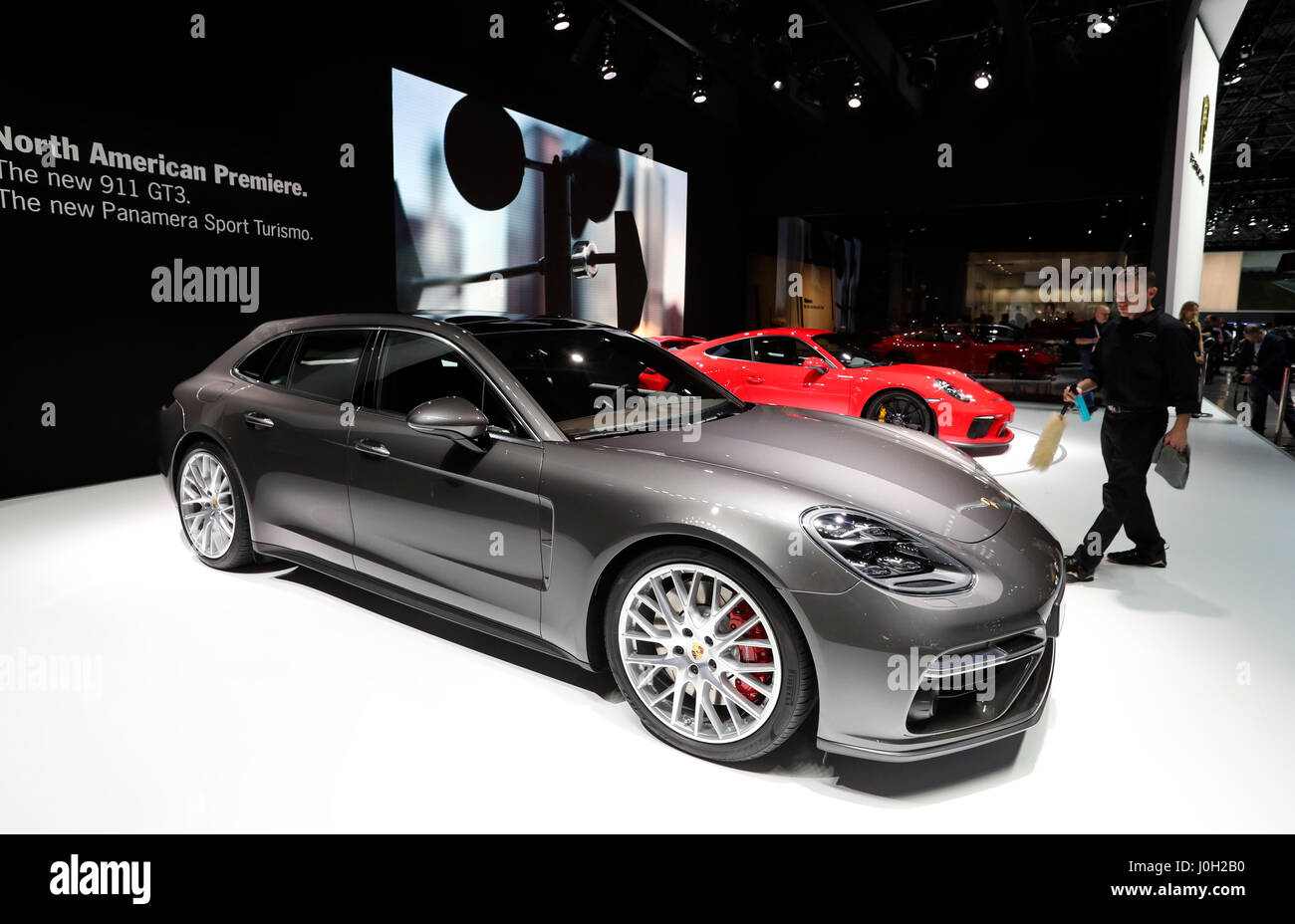 New York, USA. 12. April 2017. Eine aktuelle Version des Porsche Panamera Sport Turismo ist während der Medien-Vorschau von der New York International Auto Show (quickly) in New York, Vereinigte Staaten, 12. April 2017 gesehen. QUICKLY, das für die Öffentlichkeit vom 14. April bis 23 offensteht, ist eine einzigartige Kombination von automobilen Neuheiten, technologische Innovation, außergewöhnlichen Concept Cars und fast 1.000 von den neuesten Autos und Lastwagen. Bildnachweis: Wang Ying/Xinhua/Alamy Live-Nachrichten Stockfoto