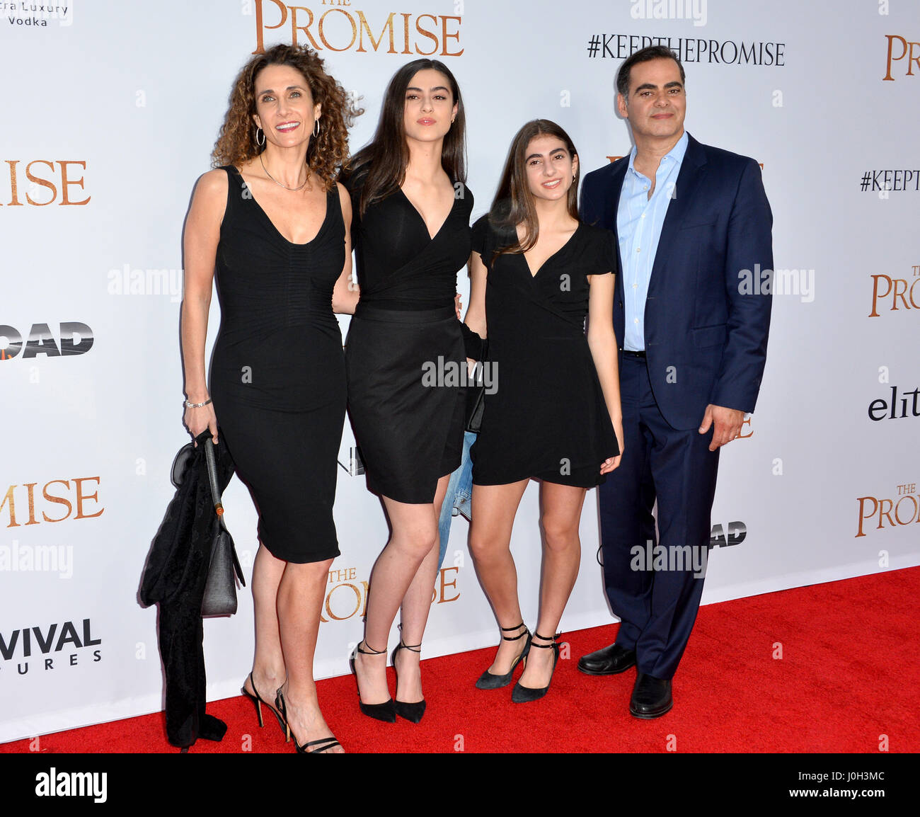 Los Angeles, USA. 12. April 2017. Schauspielerin Melina Kanakaredes, Ehemann Peter Constantinides & Töchter Karina Constantinides & Zoe Constantinides bei der Premiere für "The Promise" am TCL Chinese Theatre in Hollywood. Bildnachweis: Sarah Stewart/Alamy Live-Nachrichten Stockfoto