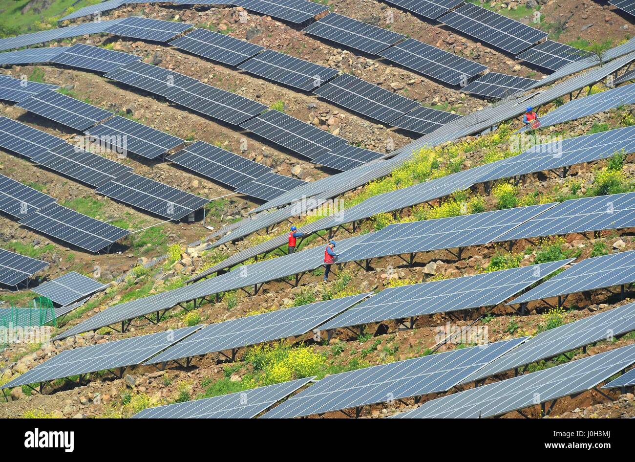 Chuzhou, Chuzhou, China. 13. April 2017. Chuzhou, CHINA-13. April 2017: (nur zur redaktionellen Verwendung. CHINA aus) der Photovoltaik-Generation-System basiert auf einem kahlen Hügel in Chuzhou, der ostchinesischen Provinz Anhui, 13. April 2017. Photovoltaik (PV) ist ein Begriff, der erstreckt sich die Umwandlung von Licht in elektrischen Strom mit halbleitenden Materialien, die den photovoltaischen Effekt, ein Phänomen, das Studium in Physik, Photochemie und Elektrochemie aufweisen. Bildnachweis: SIPA Asien/ZUMA Draht/Alamy Live-Nachrichten Stockfoto