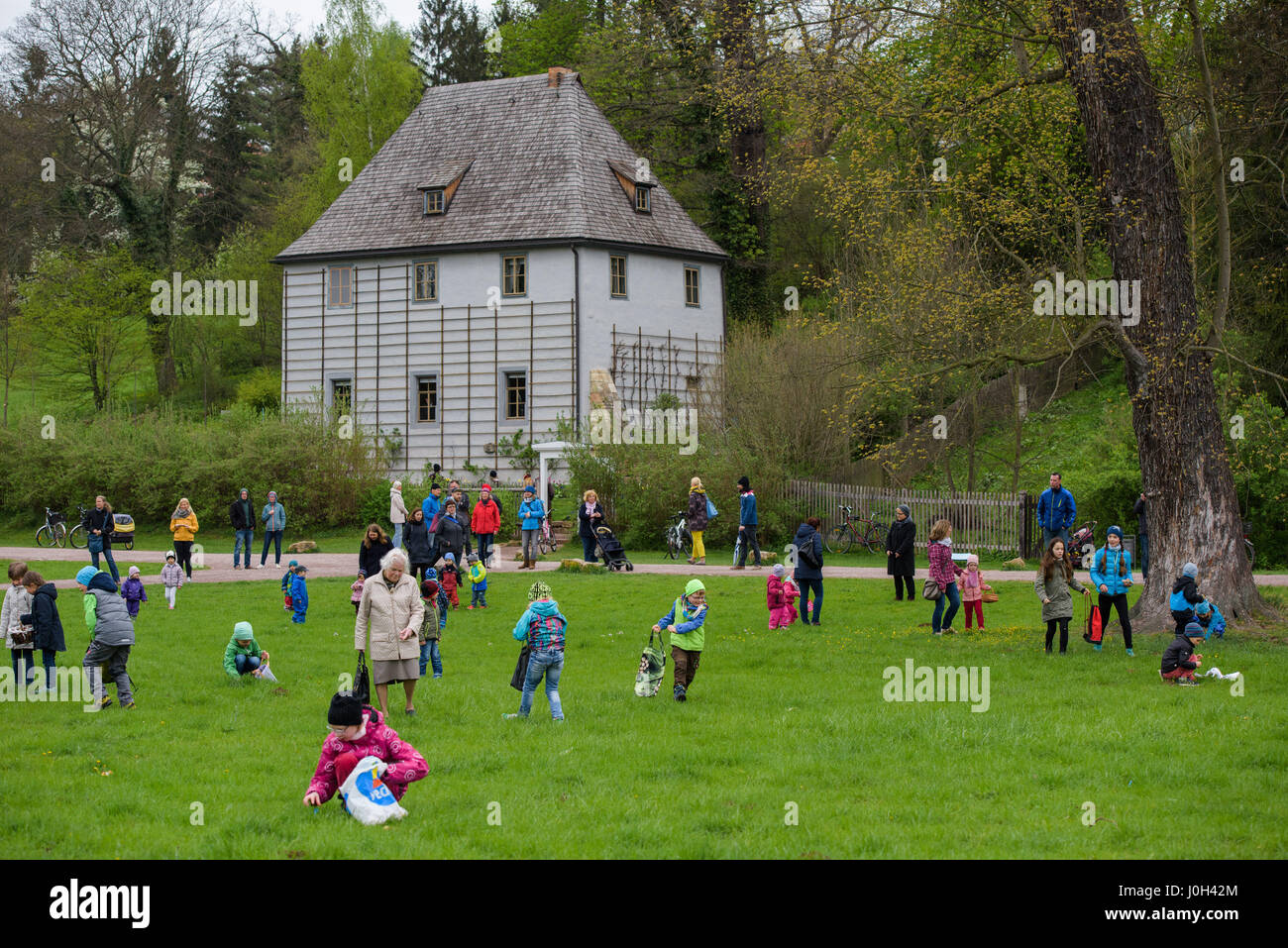 Weimar, Deutschland. 13. April 2017. Kindergarten-Kinder suchen Ostereier, während der traditionelle Osterei-Suche im Goethe-Garten in Weimar, Deutschland, 13. April 2017. Foto: Candy Welz/Arifoto Ug/Dpa-Zentralbild/Dpa/Alamy Live News Stockfoto