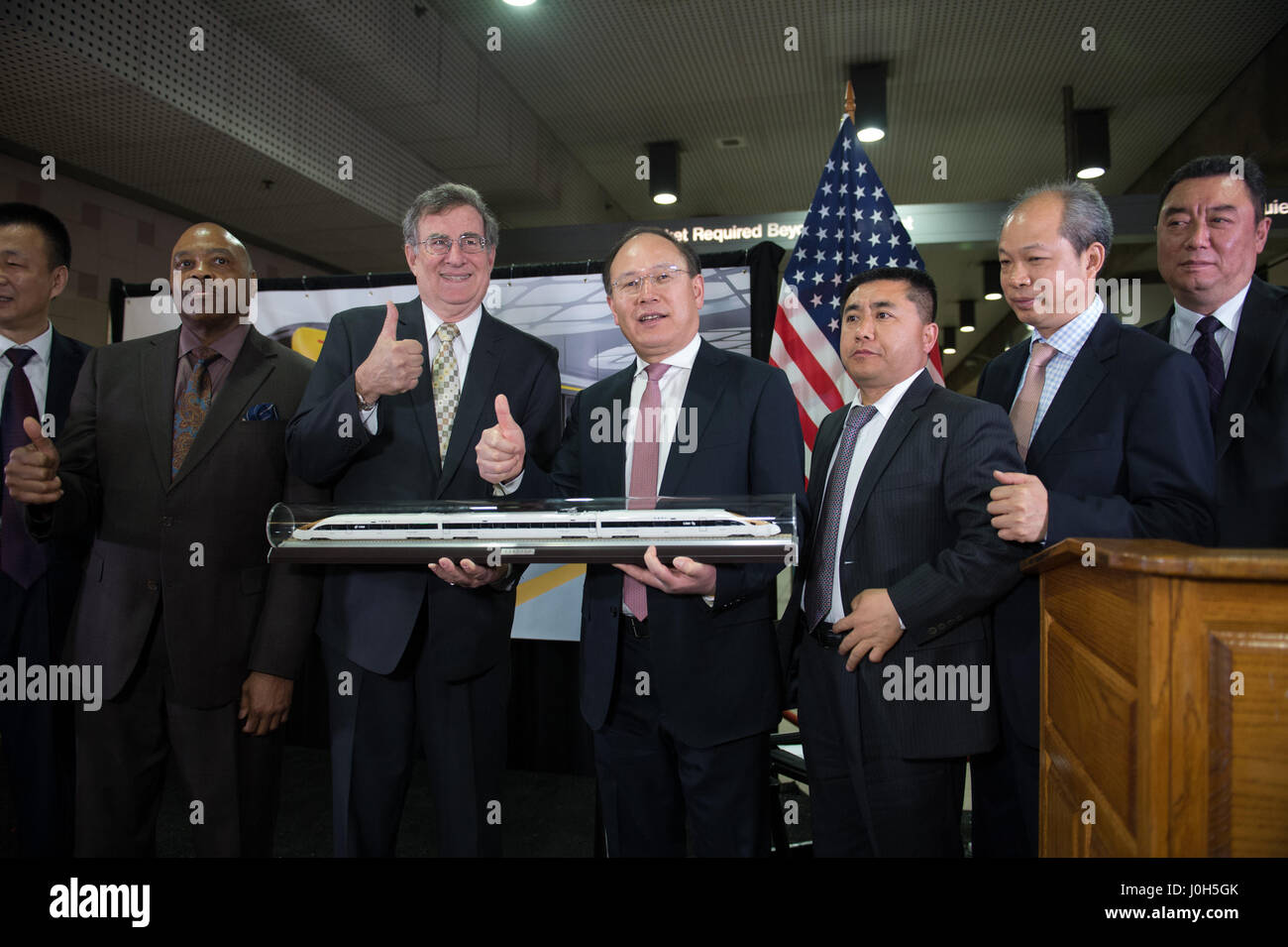 Los Angeles, USA. 12. April 2017. China Railway Rolling Stock Corporation (CRRC) Präsident Xi Guohua (4. R) besucht die Unterzeichnungszeremonie in Los Angeles, USA, 12. April 2017. LA Metro am Mittwoch einen 647 Millionen US-Dollar-Vertrag, 282 Triebwagen von CRRC zu kaufen. Bildnachweis: Yang Lei/Xinhua/Alamy Live-Nachrichten Stockfoto