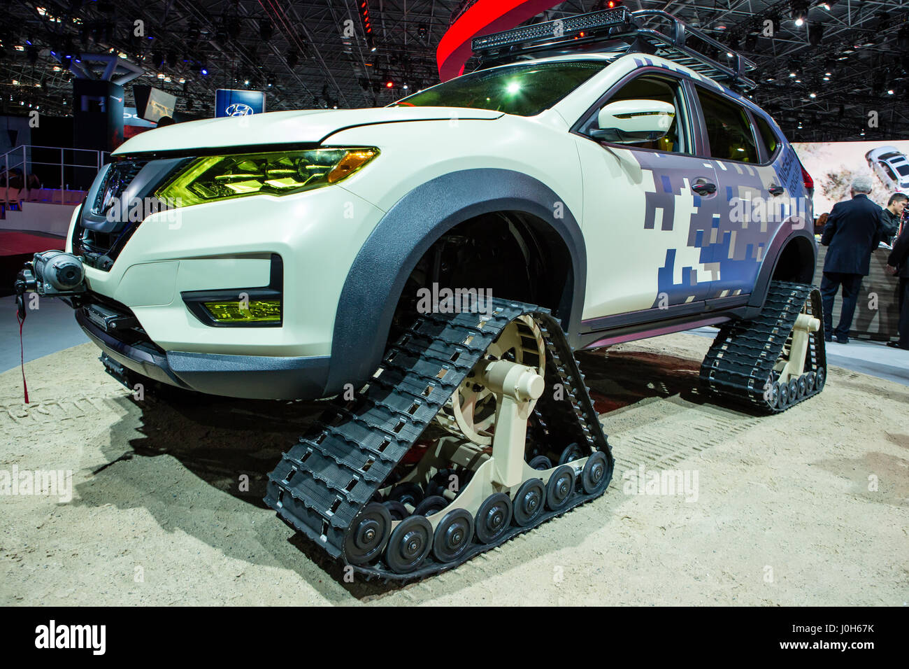 New York, USA. 12. April 2017. Ein Nissan Rogue Concept Car mit After-Market-Gummiketten durch amerikanische Spur LKW ausgestattet. Bildnachweis: VWPics/Alamy Live-Nachrichten Stockfoto