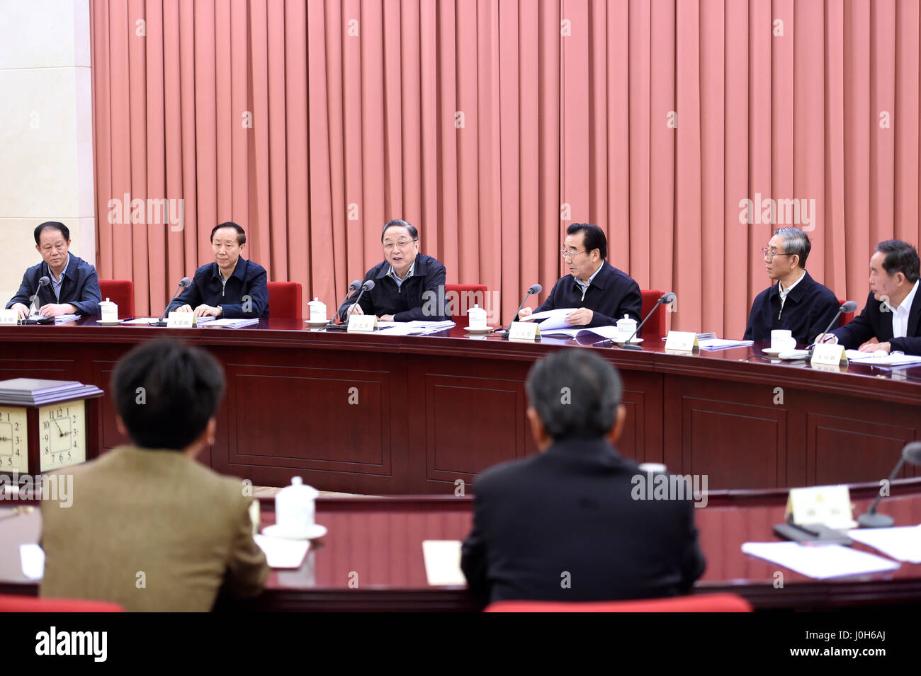 Peking, China. 13. April 2017. Yu Zhengsheng (3. L), Vorsitzender des chinesischen Volkes der politischen Beratenden Konferenz (CPPCC) National Committee, führt den Vorsitz in einem zweiwöchentlichen Beratungsgespräch auf Anbau von patriotischen junge und mittelalte Person in der religiösen Gruppe in Peking, Hauptstadt von China, 13. April 2017. Bildnachweis: Yan Yan/Xinhua/Alamy Live-Nachrichten Stockfoto
