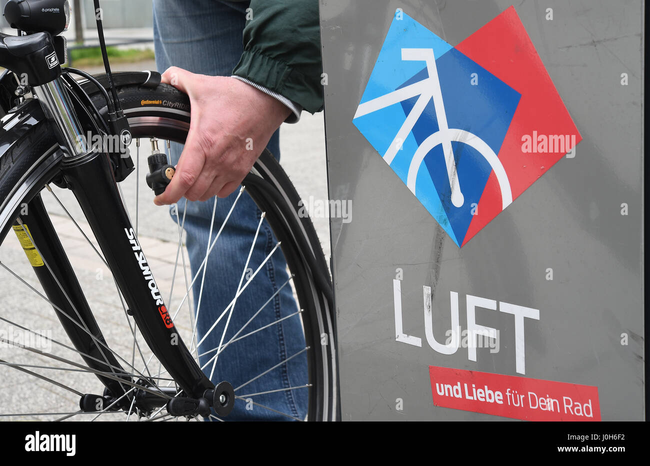 Ein Fahrrad Pumpe "Station" an dem Radfahrer ihre Reifen kostenlos in  Hannover, 12. April 2017 Aufpumpen können. Foto: Holger Hollemann/dpa  Stockfotografie - Alamy