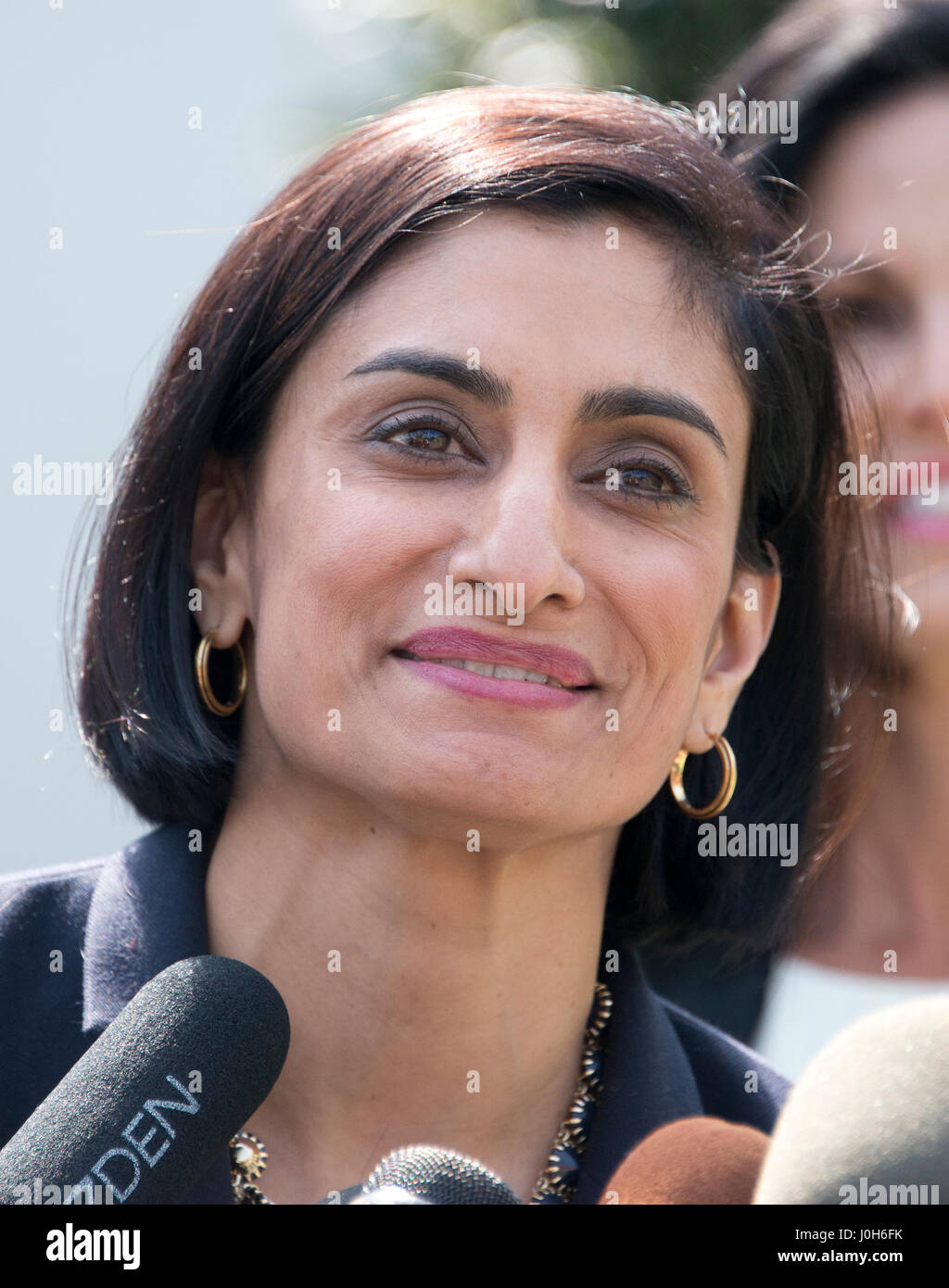 Washington, USA. 13. April 2017. Centers for Medicare und Medicaid Services (CMS) Administrator Seema Verma macht eine kurze Erklärung im Weißen Haus, nachdem US-Präsident Donald J. Trump House Joint Resolution 43 (h.j. Res.. 43), unterzeichnet, das erlaubt es den Staaten, Bundesmittel von Einrichtungen zurückzuhalten, die Abtreibung zu, in Washington, DC auf 13. April 2017 erbringen. Bildnachweis: MediaPunch Inc/Alamy Live-Nachrichten Stockfoto