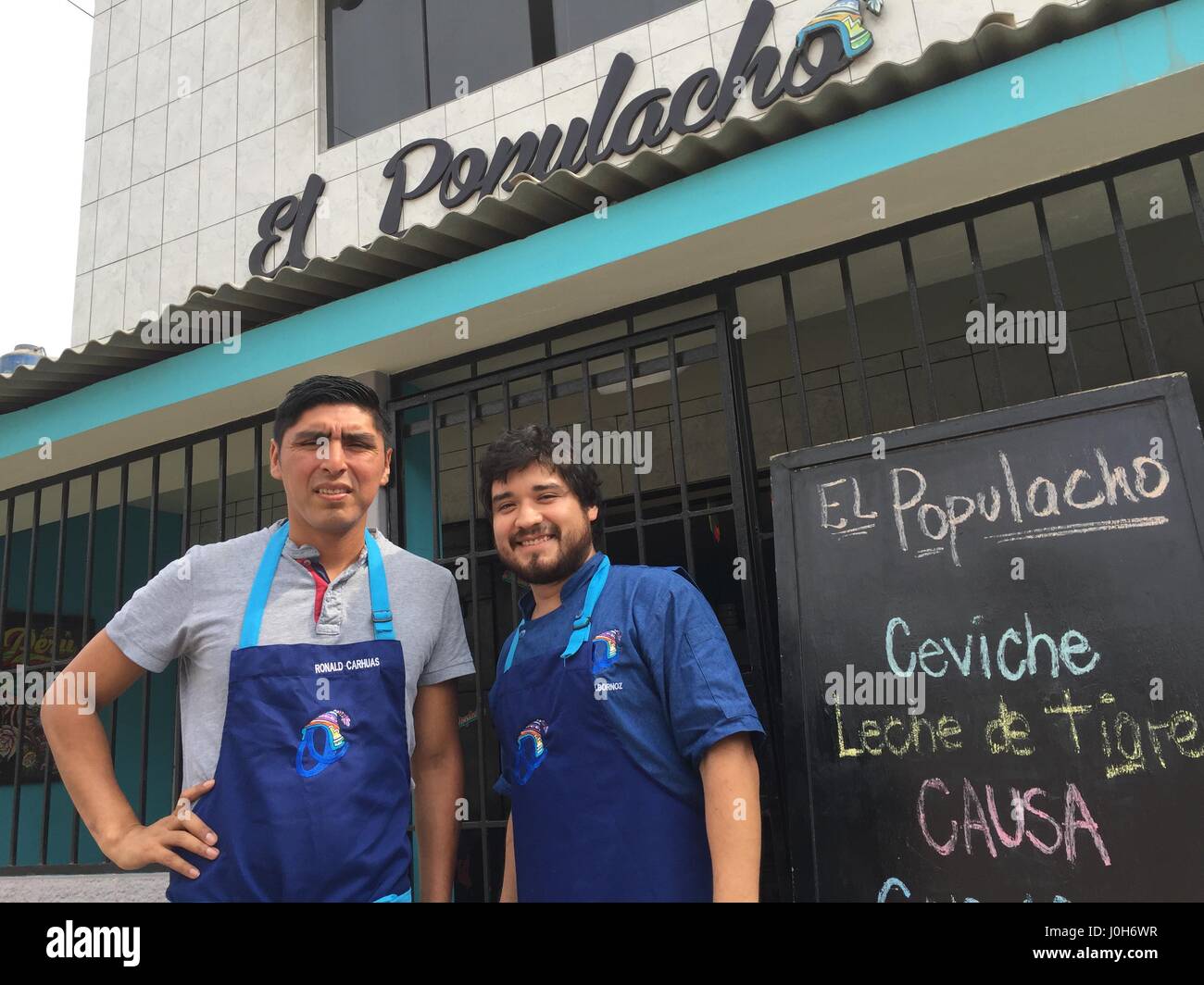 Lima, Peru. 5. Februar 2017. Restaurant-Gründer Ronald Carhuas (l) AndJuan Albornoz im Populacho Restaurant in Villa María del Triunfo, einem armen Viertel in Lima, Peru, 5. Februar 2017. Das Restaurant bietet Gerichte der Haute Cuisine zu Preisen, die für alle zugänglich sein sollen. Foto: Georg Ismar, Dpa/Alamy Live News Stockfoto