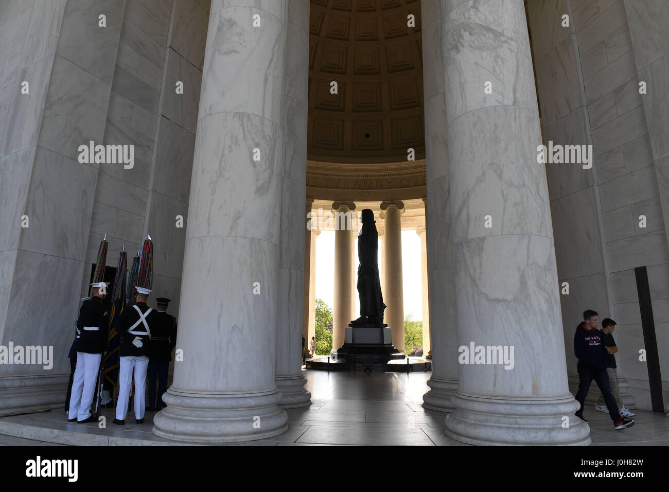 Washington, USA. 13. April 2017. Ehrengarde besuchen eine Kranzniederlegung zum Gedenken an der 3. Präsident der USA Thomas Jefferson 274th Geburtstag am Thomas Jefferson Memorial in Washington, DC, USA, am 13. April 2017. Bildnachweis: Yin Bogu/Xinhua/Alamy Live-Nachrichten Stockfoto