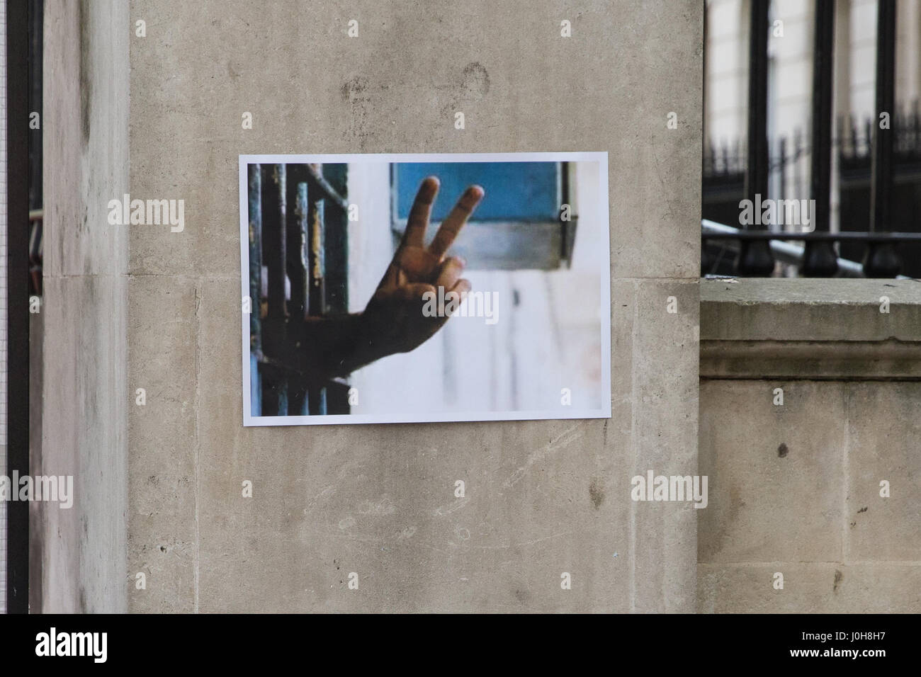 London, UK. 13. April 2017. Ein Foto unterzeichneten Vertreter der kurdischen Gemeinschaftsorganisationen in Großbritannien auf Hunger strike gegenüberliegenden Downing Street seit 12:00 am 11. April, markieren Sie die kritische Phase der Hungerstreik von mehr als hundert kurdische Gefangene in neun Acrpss Gefängnissen Türkei, mit einigen Gefangenen ihre 57. Tag des Hungerstreiks heute. Die Hungerstreikenden fordern Verbesserungen bei den Haftbedingungen politischer Gefangener und ein Ende zur Festnahme von PKK-Führer Abdullah Öcalan und Unterdrückung der Kurden. Stockfoto