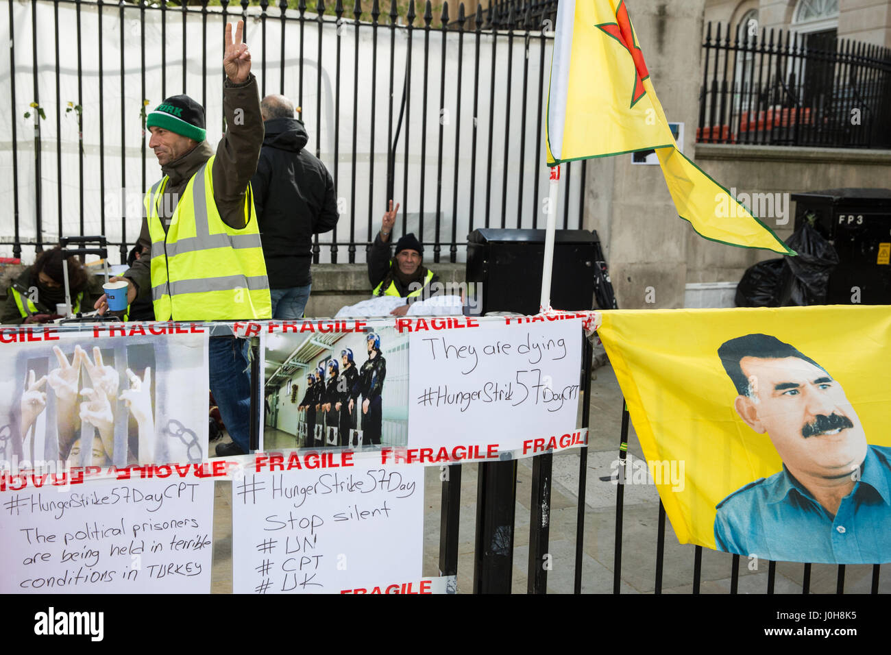 London, UK. 13. April 2017. Vertreter der kurdischen Gemeinschaft haben Organisationen in Großbritannien auf Hunger Streik gegenüberliegenden Downing Street seit 12:00 am 11. April, markieren Sie die kritische Phase der Hungerstreik von mehr als hundert kurdische Gefangene in neun Acrpss Gefängnissen Türkei, mit einigen Gefangenen ihre 57. Tag des Hungerstreiks heute. Die Hungerstreikenden fordern Verbesserungen bei den Haftbedingungen politischer Gefangener und ein Ende zur Festnahme von PKK-Führer Abdullah Öcalan und Unterdrückung der Kurden. Stockfoto