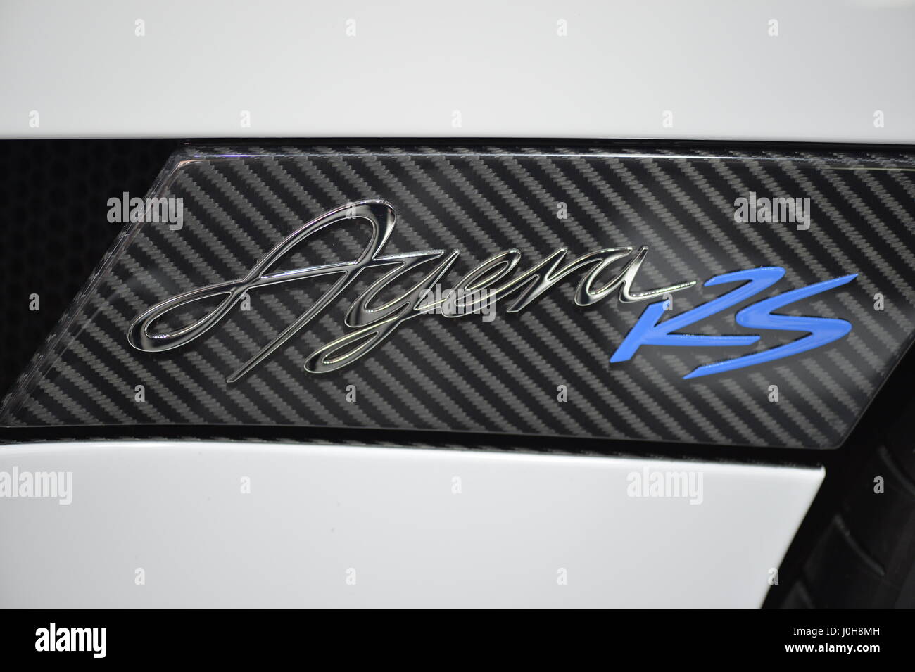 Manhattan, New York, USA. 12. April 2017.  Agera RS-Logo, mit RS in Alcantara blau, Detail auf Koenigsegg Agera r - genannt "RS" - auf dem Display im Abschnitt Auto Exoten auf der New York International Auto Show, quickly, während der ersten Pressetag im Javits Center. Nur 25 Koenigsegg Agera RS Sportwagen wird in dieser exklusiven Serie von der schwedischen Firma hergestellt werden. Stockfoto