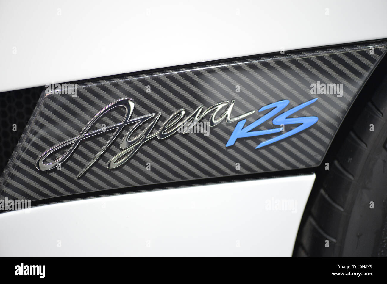 Manhattan, New York, USA. 12. April 2017. Agera RS-Logo, mit RS in Alcantara blau, Detail auf Koenigsegg Agera r - genannt '' RS'' - Display im Abschnitt Auto Exoten auf der New York International Auto Show, quickly, während der ersten Pressetag im Javits Center. Nur 25 Koenigsegg Agera RS Sportwagen wird in dieser exklusiven Serie von der schwedischen Firma hergestellt werden. Bildnachweis: Ann Parry/ZUMA Draht/Alamy Live-Nachrichten Stockfoto