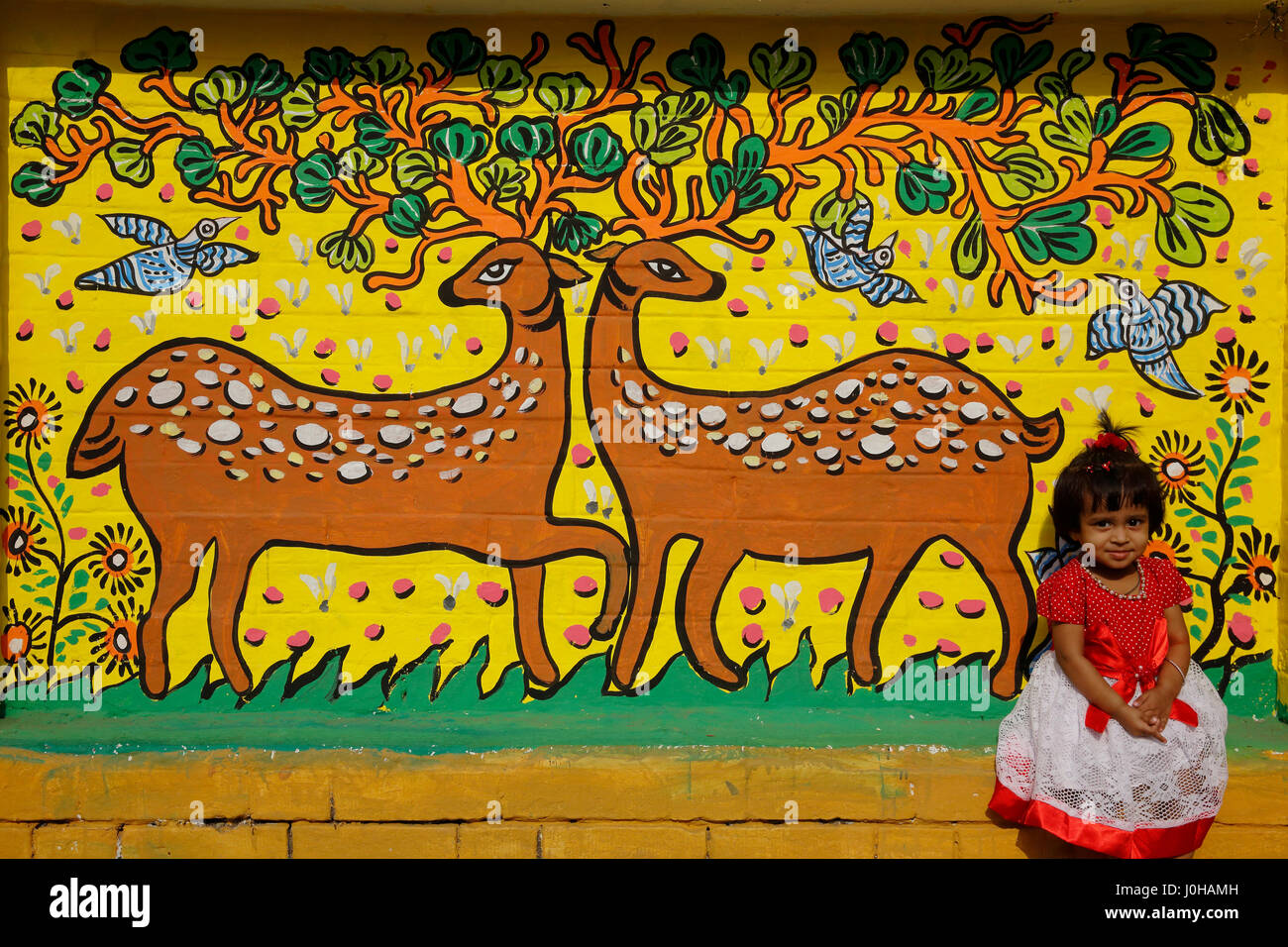 Dhaka, Bangladesch. 14. April 2017. Ein Kind sitzen vor einer bemalten Wand auf die bildenden Künste Dhaka Universität als die pert der Bangla-Silvester-Feier. Bildnachweis: Muhammad Mostafigur Rahman/Alamy Live-Nachrichten Stockfoto